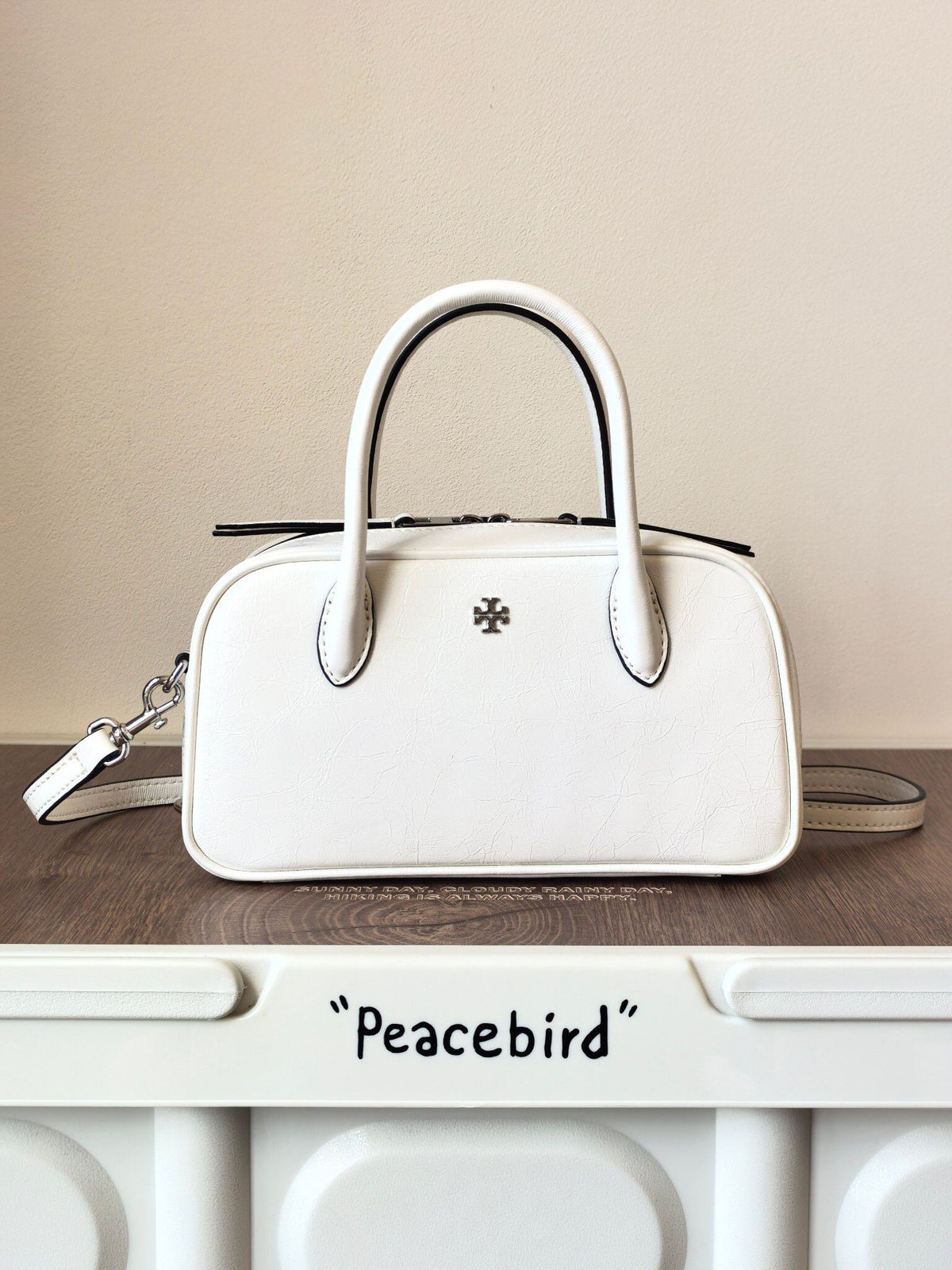 The TORY BURCH ROMY TEXTURED MINI BOX CROSSBODY Mini Bowling Bag Small square bag is versatile, round and shaped, portable, cross body, commuting and dating can carry leather, oil resistant wax cow leather itself is relatively wear-resistant, and it is
