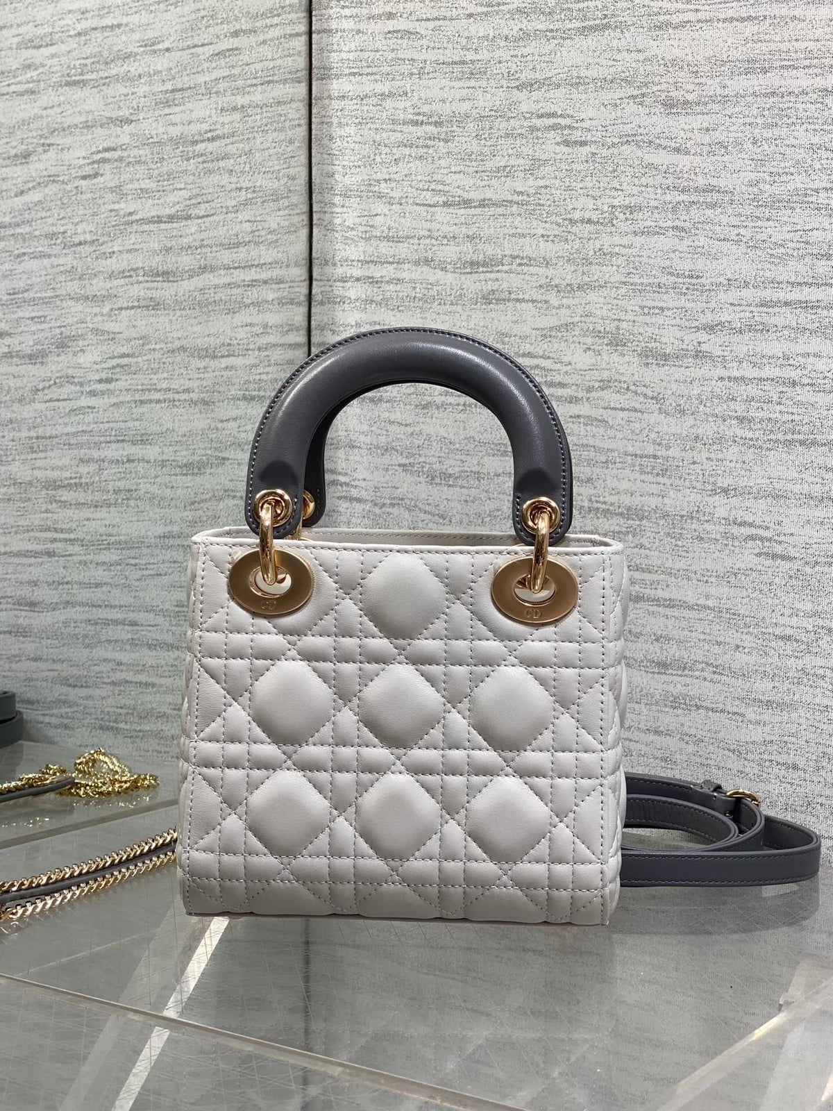 The Lady three-compartment bow bag is a must-have three-compartment bag for everyone. It is charming, elegant and full of aura. It is also full of femininity when carried cross-body. Classic fashion style. This beautiful bag is available on Instagram