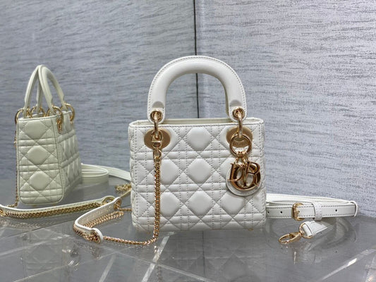 White ready-made Classic Lady bag. A must-have three-compartment bag for everyone. Charming, elegant and full of aura. It is also full of femininity when carried cross-body. Classic fashion style. This beautiful bag is available on Instagram and many