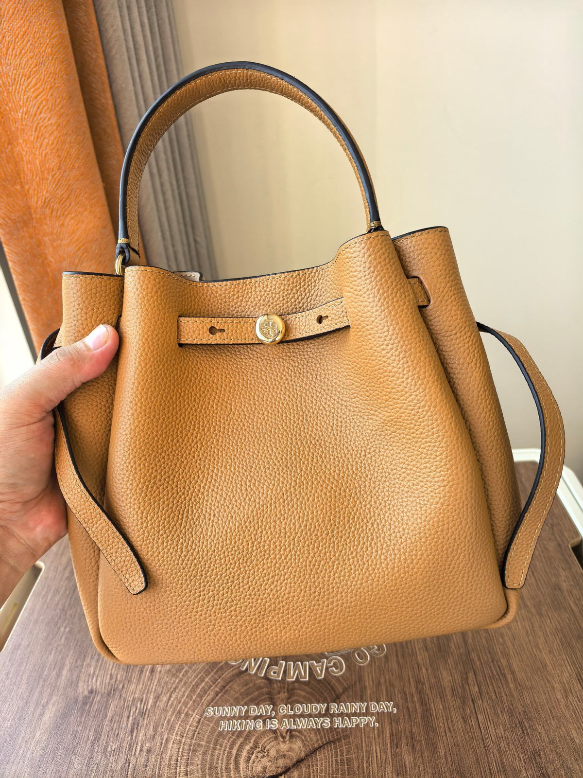 Toryburch's brand new drawstring shopping tote bag with serial number 923 ROMY is a portable crossbody bucket bag made of delicate and thick cowhide material with a soft waist contour. It is the ultimate daily handbag with light weight and spacious interi