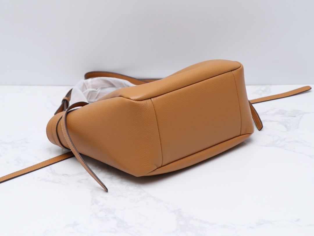 Purchasing Quality 420 Latest Tory Brunch Little Xiaomi Tote Bag Made of Soft Pebble Leather with a Soft Waist silhouette, It is the Ultimate Daily Handbag. Lightweight, spacious interior with deep pockets, thin waistband, and our brand new button logo