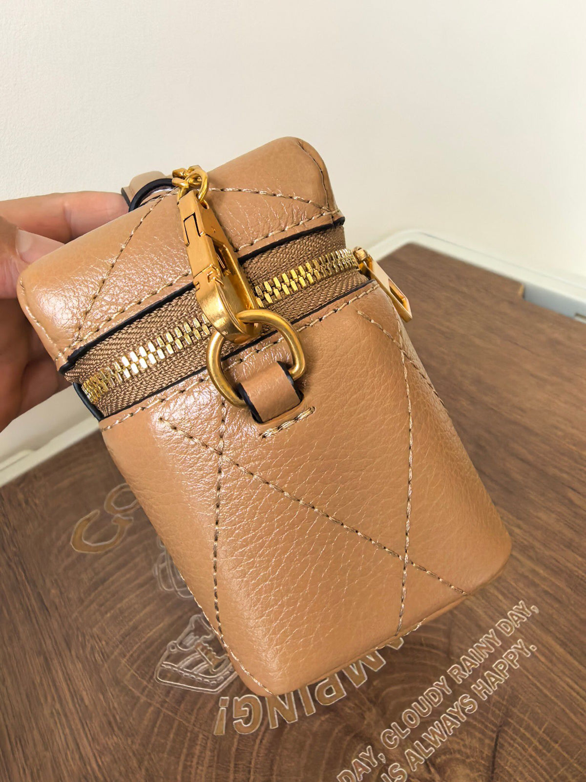 Apricot TORY BURCH KIRA DIAMOND QUILT CHARM EAST-WEST VANITY CASE diamond box bag is made of quilted cowhide with iconic double T metal logo, simple yet recognizable. The chain shoulder strap can be carried diagonally or carried on one shoulder, flexible