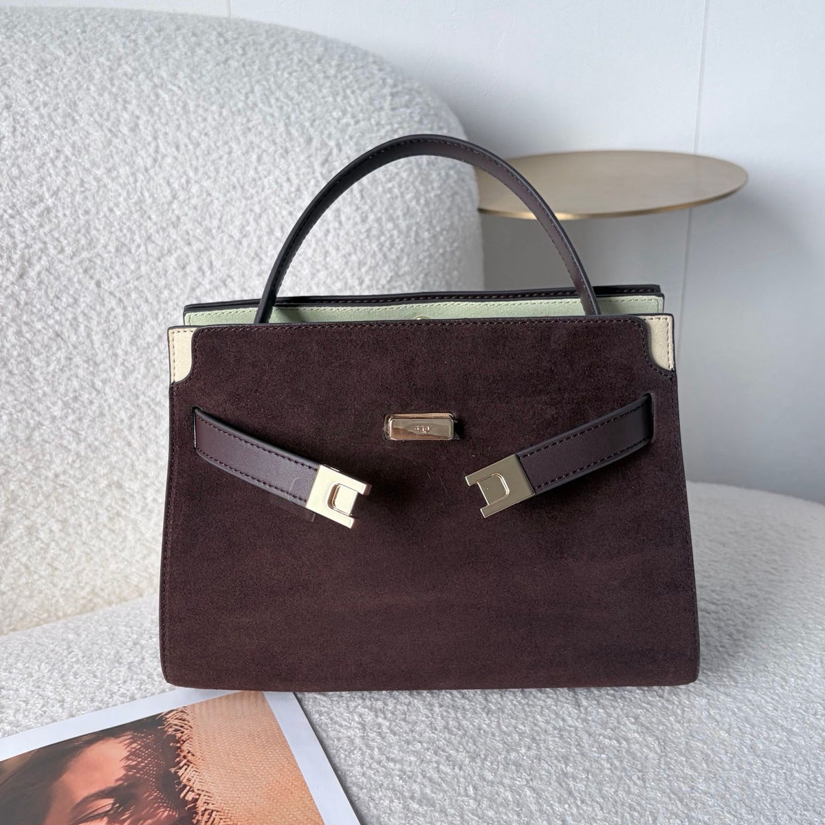 Tory Burch's new product features a dual bag setup, showcasing the elegance of black and rice. Classic black exudes a calm and sophisticated sophistication