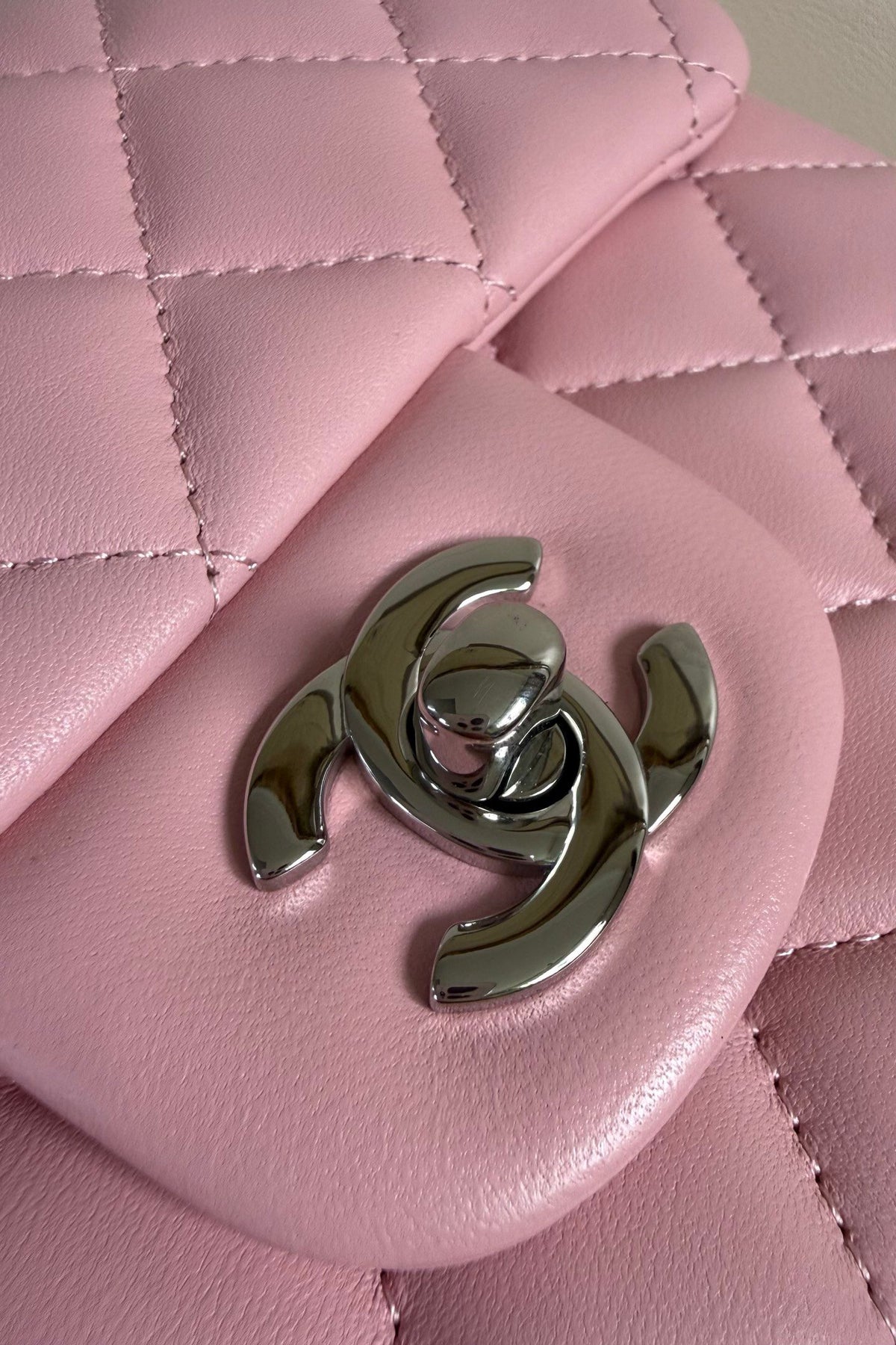 Pink silver buckle Classic Flap classic Cf square fat return is exquisite and durable. It is a timeless style that can be matched with anything.