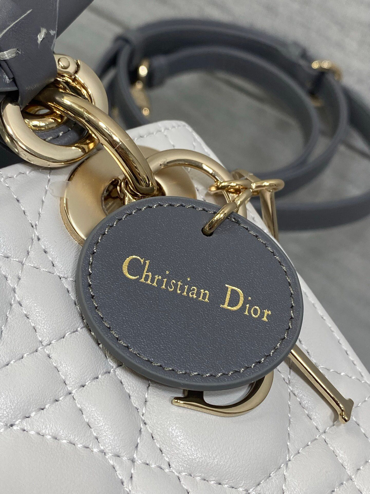 The Lady three-compartment bow bag is a must-have three-compartment bag for everyone. It is charming, elegant and full of aura. It is also full of femininity when carried cross-body. Classic fashion style. This beautiful bag is available on Instagram