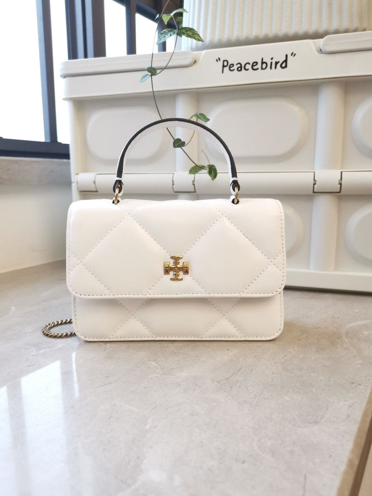 Number 516 TB158326 New Kira Mini Handheld Cloud Bag Diamond Fragrance Leather Large Diamond Grid Design retains Kira's original elegant style while adding a sense of fashion Size 17.511.54.5 158326