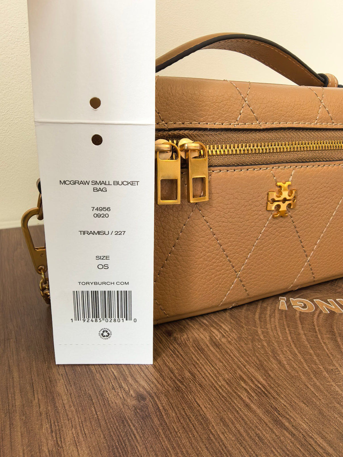 Apricot TORY BURCH KIRA DIAMOND QUILT CHARM EAST-WEST VANITY CASE diamond box bag is made of quilted cowhide with iconic double T metal logo, simple yet recognizable. The chain shoulder strap can be carried diagonally or carried on one shoulder, flexible