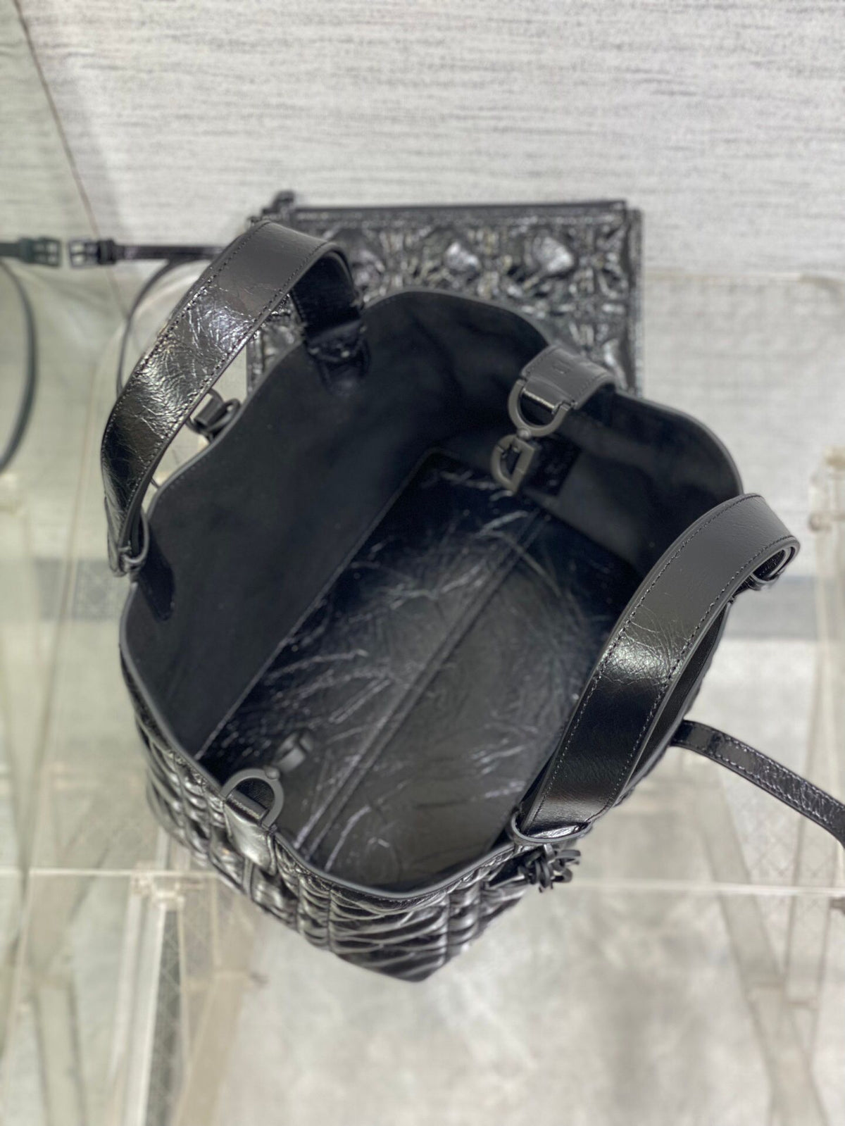 The small oil waxed leather is in stock. Take Toujours with you when traveling. The oversized rhombus design is paired with classic letter accessories. It is very modern and fashionable. The structure of the bag is very soft. The calfskin material is