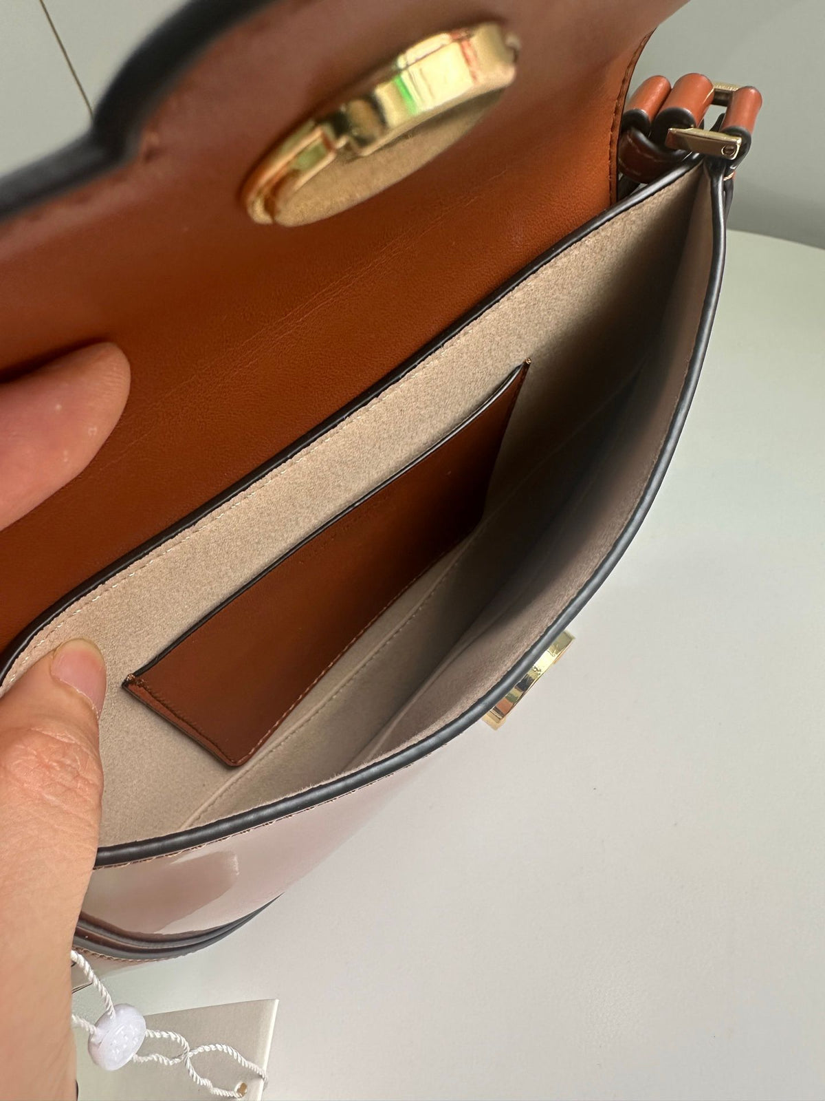 Spring/Summer 163367 Tang Li Bai Qi ROBINSON Small Flip Shoulder Backpack Handbag with Classic and Versatile silhouette, Suitable for daily use, Showcasing Fashion Taste, Adorned with Smooth and Round Edges, Height 18/Length 24/Depth 5cm