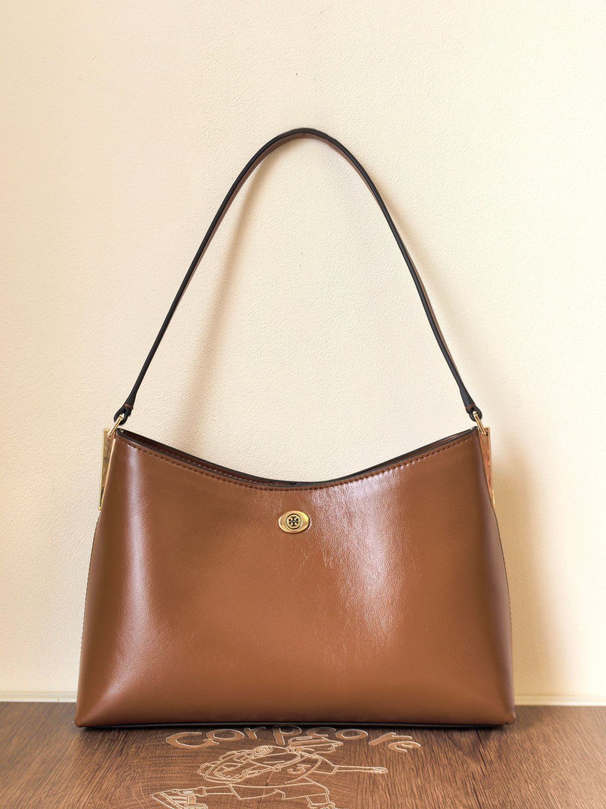 Number: TORY BURCH SMART ROBINSON SHOULDER BAG. The new model is made of oil and wax cowhide, with a smooth and textured surface for daily maintenance. It is super convenient and simple in style. The metal logo is low-key and has a sense of detail. The