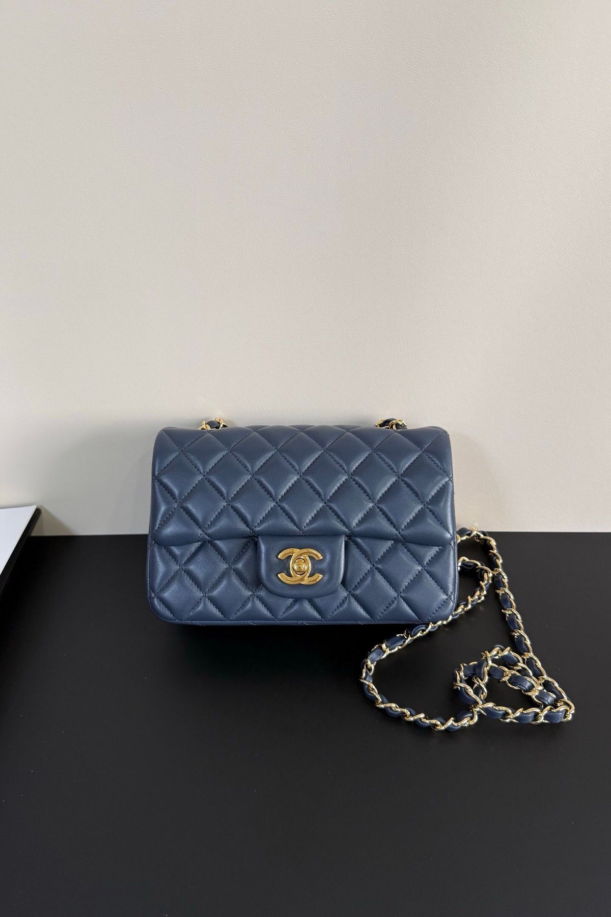 Upgraded version (full leather inside and outside) CF 20cm lambskin. Exclusive product in the market. Please see the pictures for leather details and workmanship. It is perfect. Welcome to compare. 116 dark blue gold buckle.