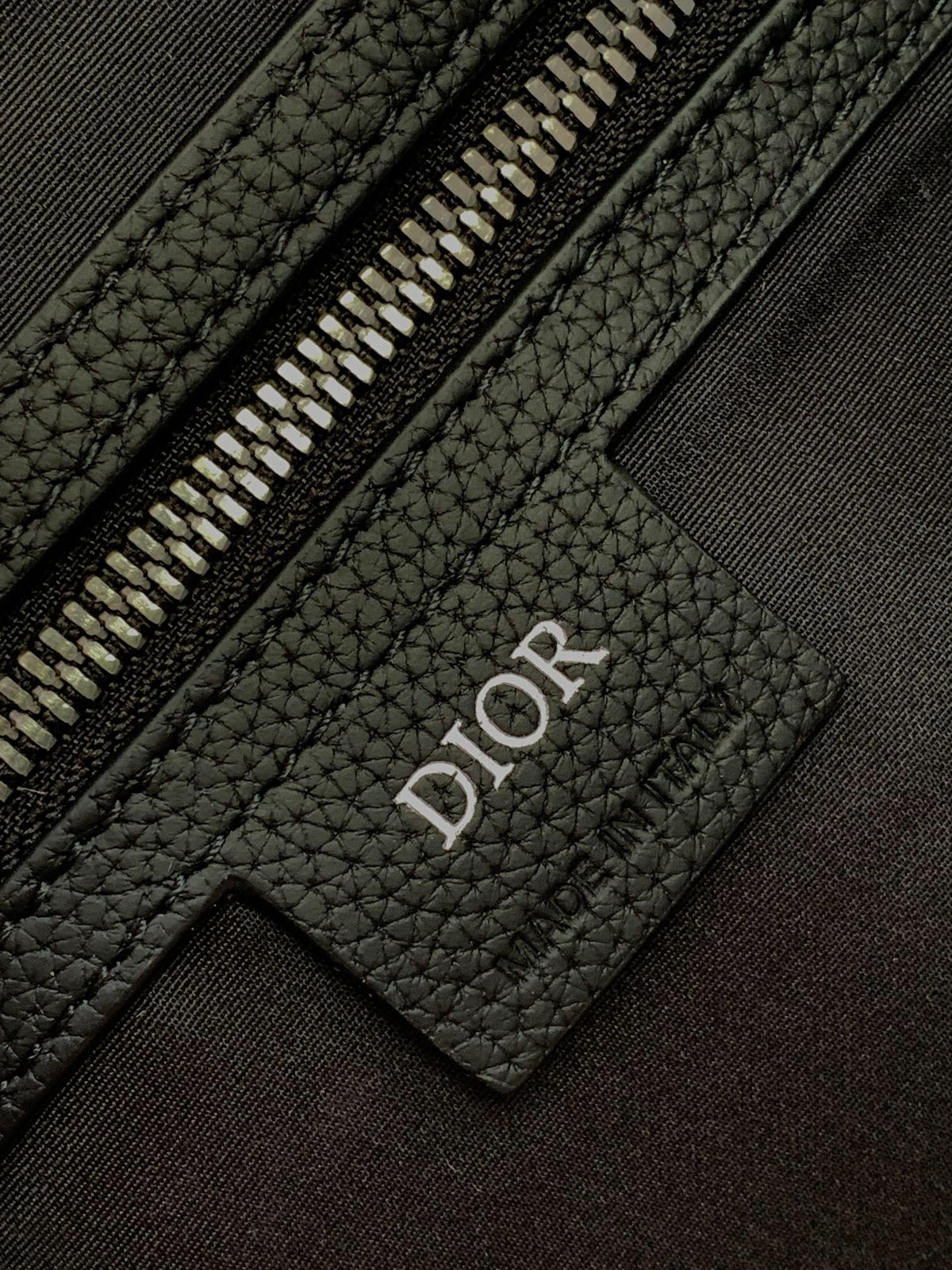 This Dio Lingot 50 handbag is new for this season. Practical yet elegant, it is unique. Crafted from beige and black Oblique printed fabric. Enhanced with black grained calfskin leather details. DIO logo on the front. Zippered compartment with saddle