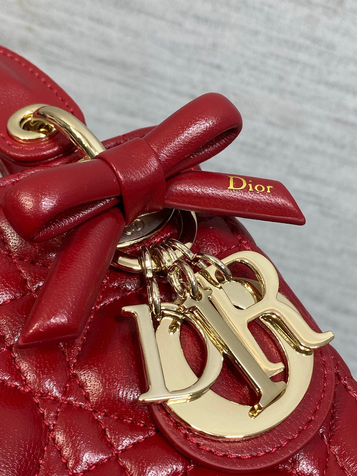 Cherry red in stock Classic Lady's latest bow-tie Princess Diana bag. A must-have three-compartment bag for everyone. Charming, elegant and full of aura. It is also full of femininity when carried cross-body. Classic fashion style. This beautiful bag is