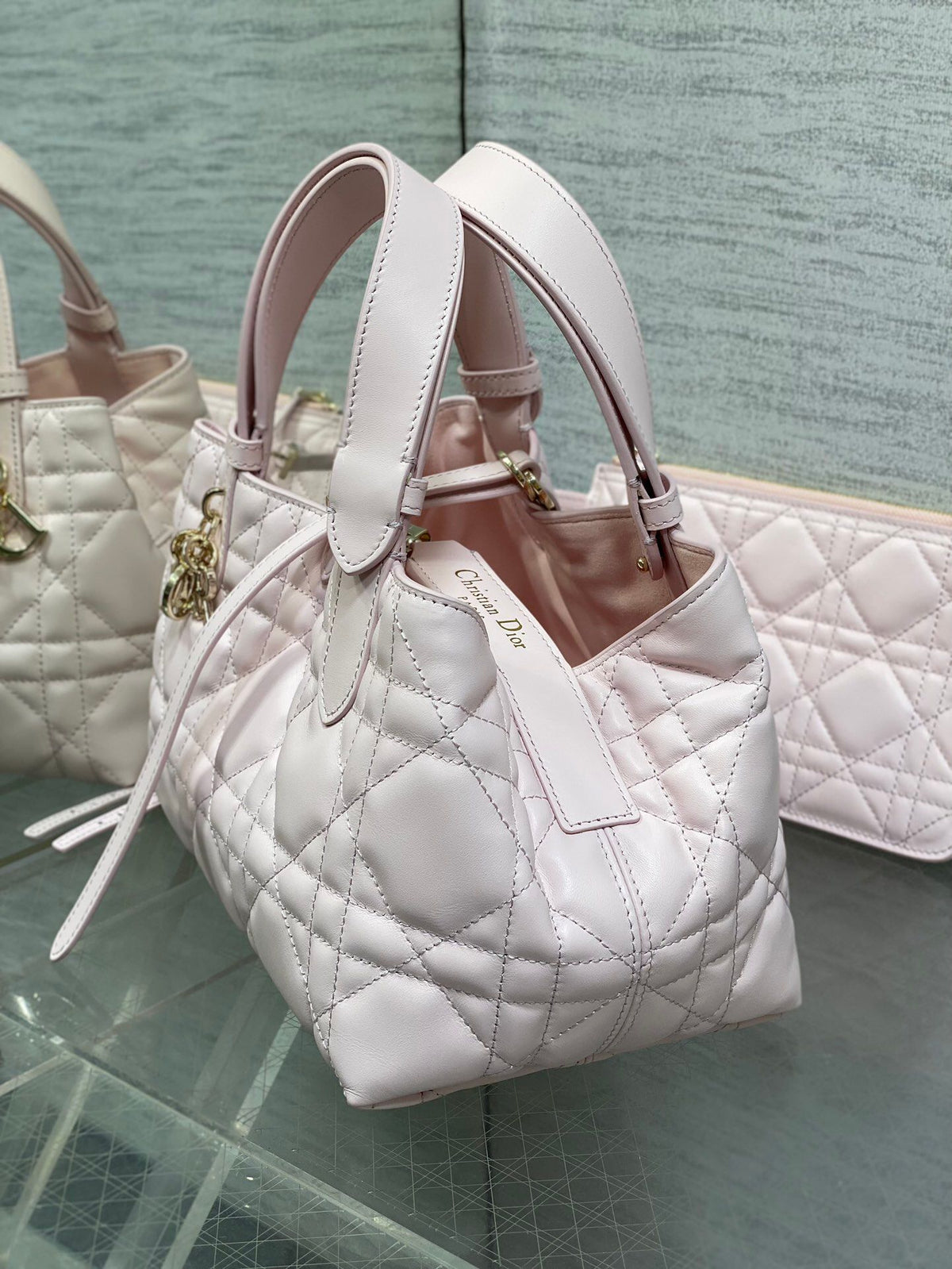Small spot Toujours series brick cabinet latest sweet powder is a bit too beautiful, with high beauty value. The pink and tender bag color is super tender, super summer, and the saturation is not high. The pink purple color is easy to handle, the macaron