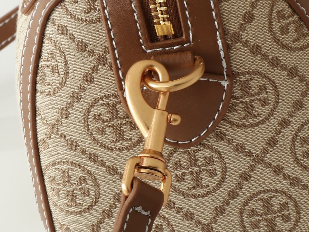 Top tier original small size in Guangzhou, original order quality, new product attention to details TORY BURCH T MONOGRAM mini jacquard wine barrel bag. This series uses woven jacquard fabric to create a charming and timeless style with unique stitching