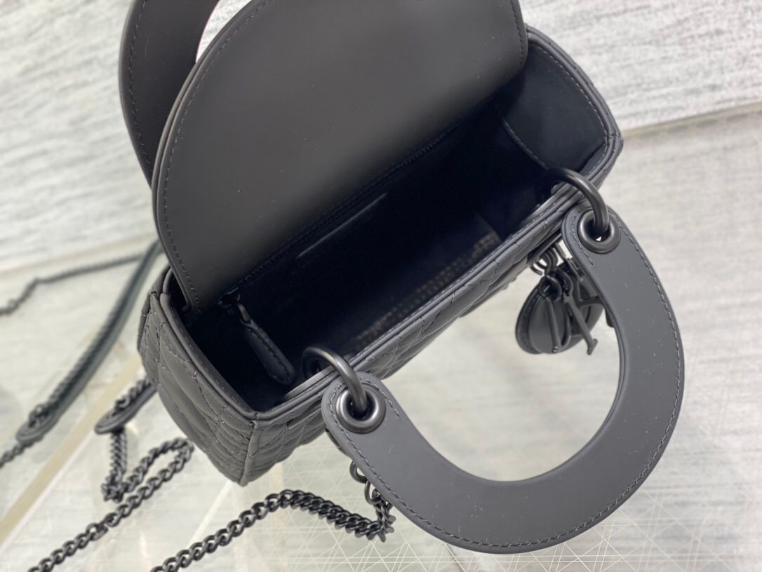 The three-compartment matte black ready-made cannage pattern matte calfskin flip-top Princess Diana bag is a must-have three-compartment small bag. It is charming, elegant and full of aura. It is also full of femininity when carried cross-body. Classic