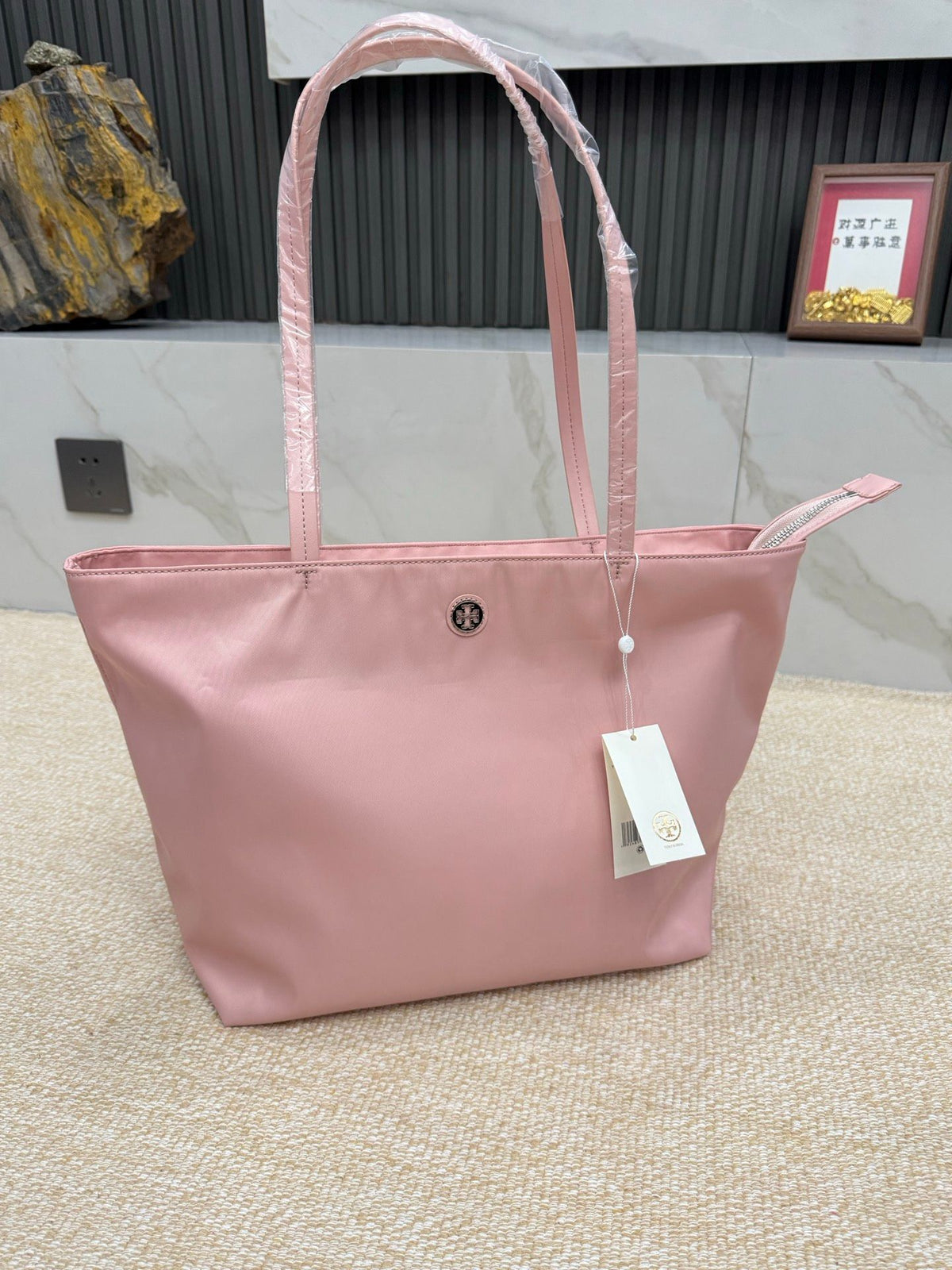 A gentle and pink bag shape in spring, paired with a lightweight nylon tote bag and a large capacity suitable for commuting. The underarm bag is the preferred choice for casual outings, with a soft texture and gentle color tone that adds a touch of freshn