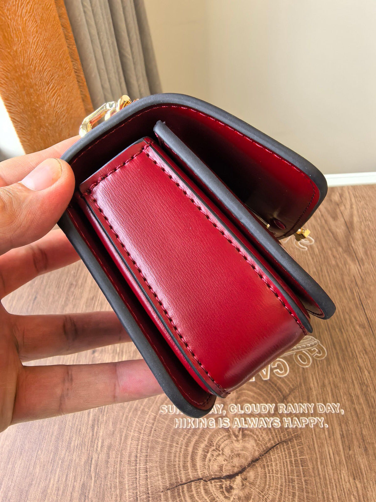 TB Eleanor's new mini tofu bag, numbered 204, features a chain that can be carried on the shoulder or diagonally. Made of Napa cowhide fabric, this modern version is exquisite, compact, and fashionable