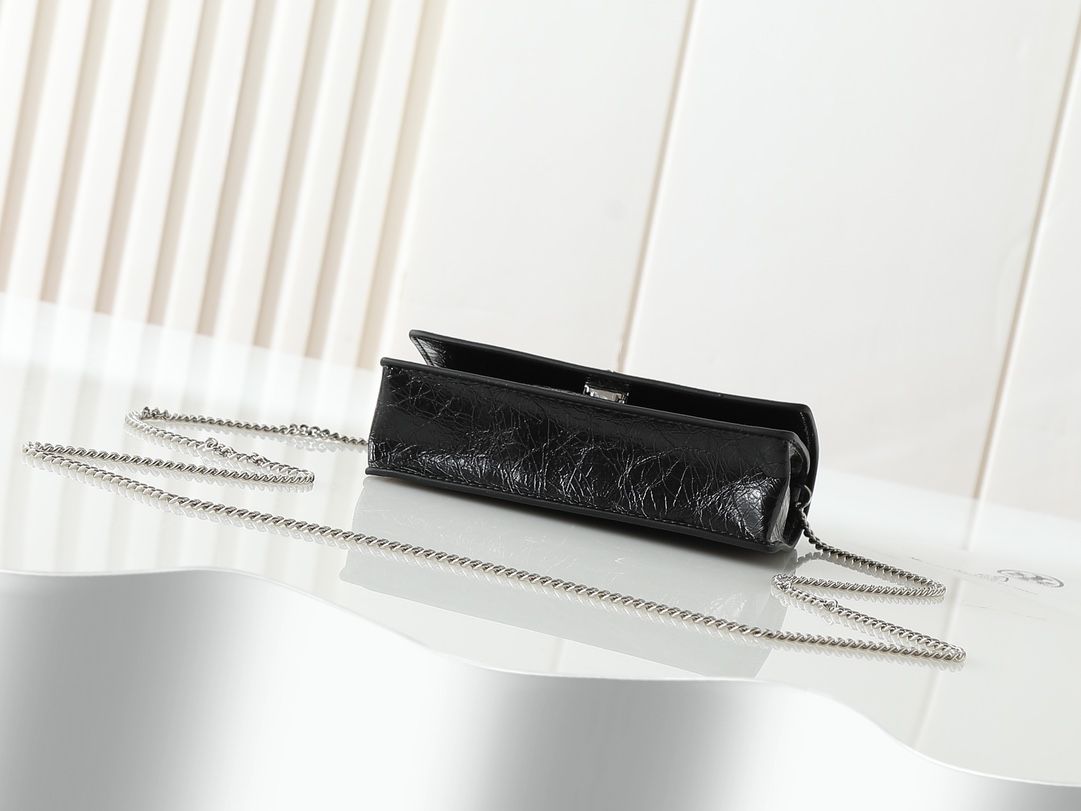 Oil wax leather Tory torch new product mini kira oil wax leather Kira series newly released. This retro texture is matched with a new chain handle, exquisite and fashionable black silver color scheme, classic and versatile, especially high-end