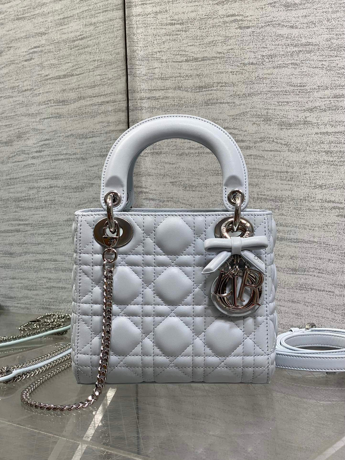 Glacier blue ready-made Classic Lady three-compartment bow bag. A must-have three-compartment small bag for everyone. Charming, elegant and full of aura. It is also full of femininity when carried cross-body. Classic fashion style. This beautiful bag is