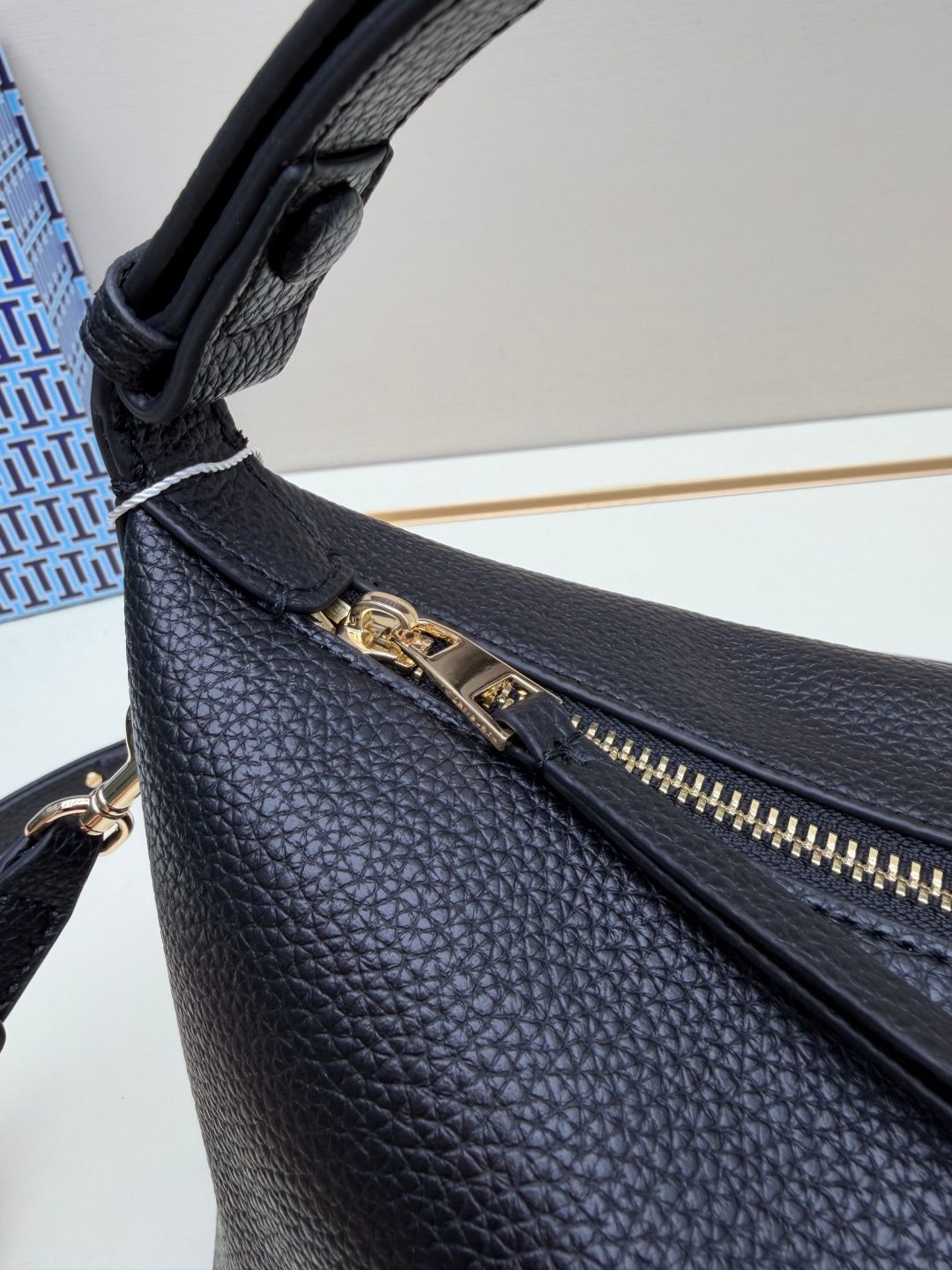 New small-sized floral TB commuting bag for spring and summer fashion show, popular selection of top layer cowhide, lychee patterned cowhide dumpling bag, lunch box bag, box bag, portable single room armpit bag, crossbody bag