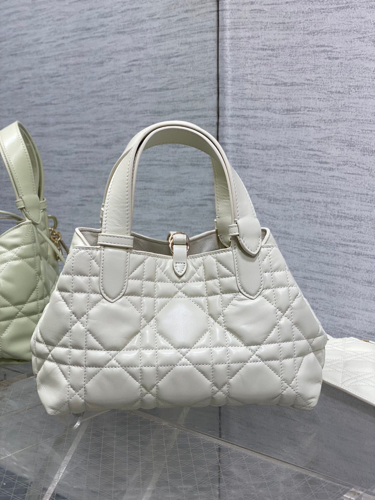 Small white ready-made. Take Toujours for travel. The oversized rhombus design is paired with classic letter accessories. It is very modern and fashionable. The structure of the bag is very soft. The calfskin material is full of high-end feeling. The