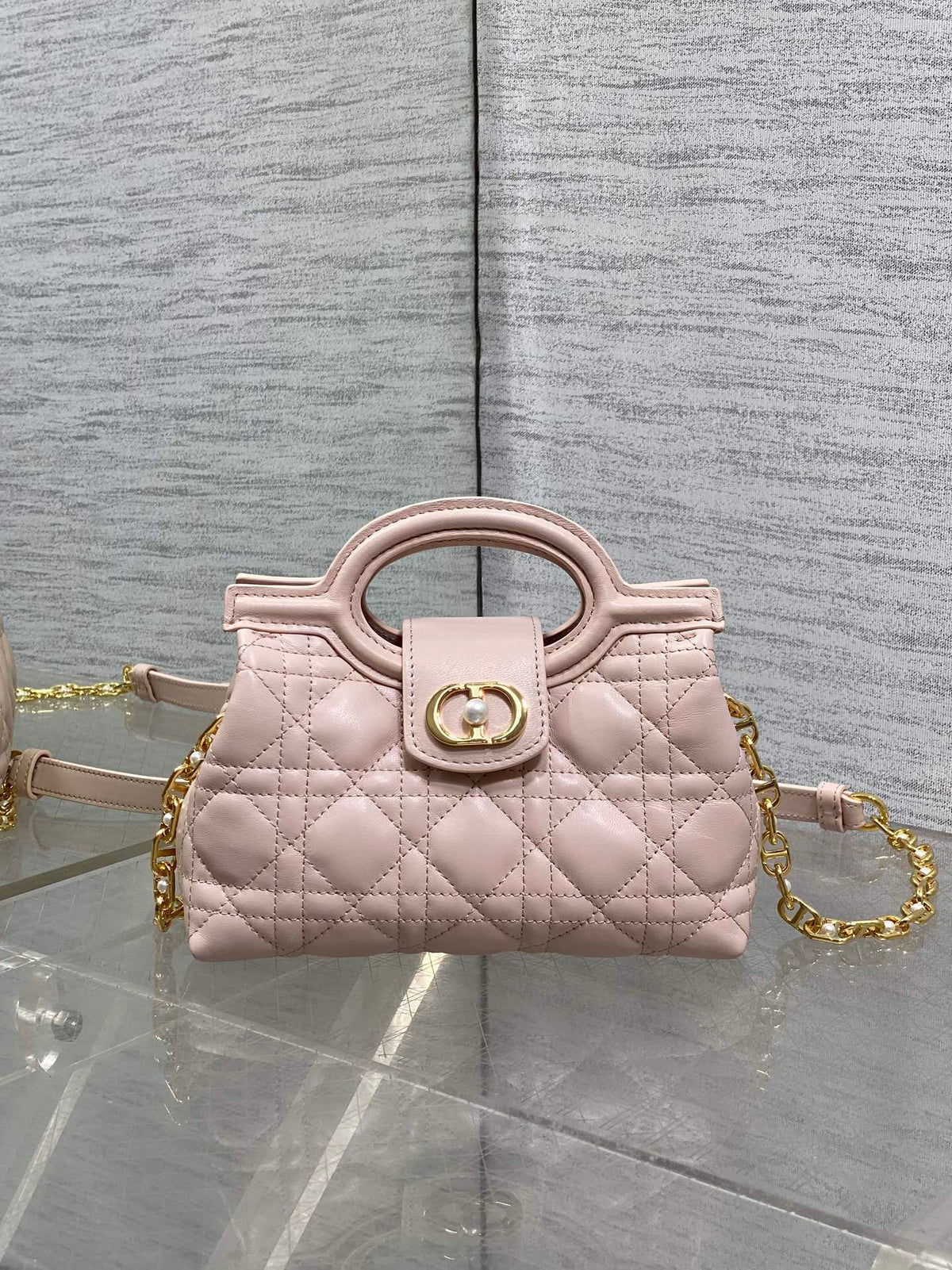 Jolie Top Handle Mini I have no resistance to this kind of exquisite small bag. Carrying a large bag is too tiring. I really like this compact model. It is small, but it can be stuffed with tissues when going out. The best thing is that it can be carried