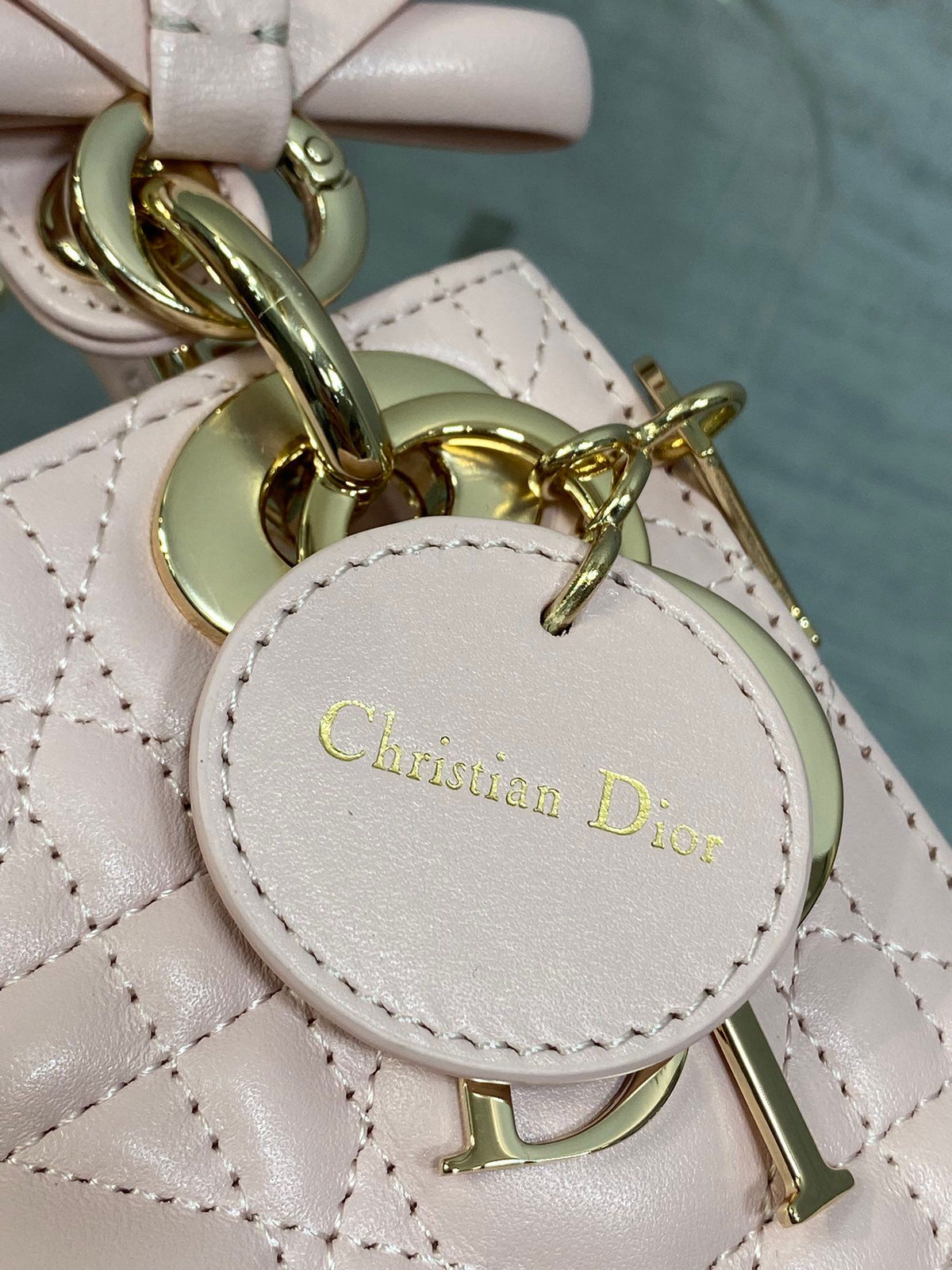 Soft Pink Spot Classic Lady Three Grid Bow Princess Bag is a must-have three grid small bag for everyone. It is charming, elegant, and full of aura, and can be carried diagonally. It is also full of feminine charm, classic fashion style, ins, and many