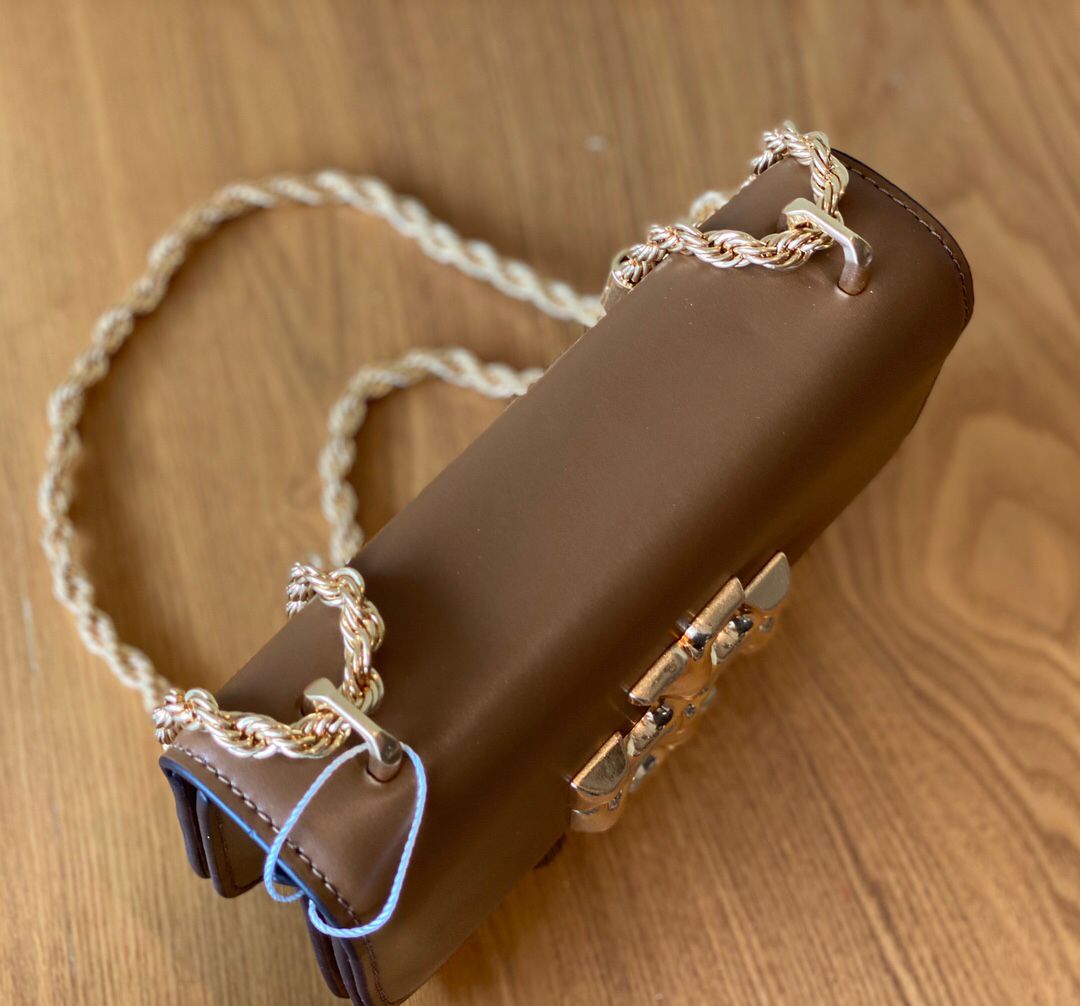 The apricot colored TORY BURCH ELEANOR SAMLL CONVERTIBLE SHOULDET BAG new tofu bag classic box bag is undoubtedly a good-looking and practical style with a stiff body