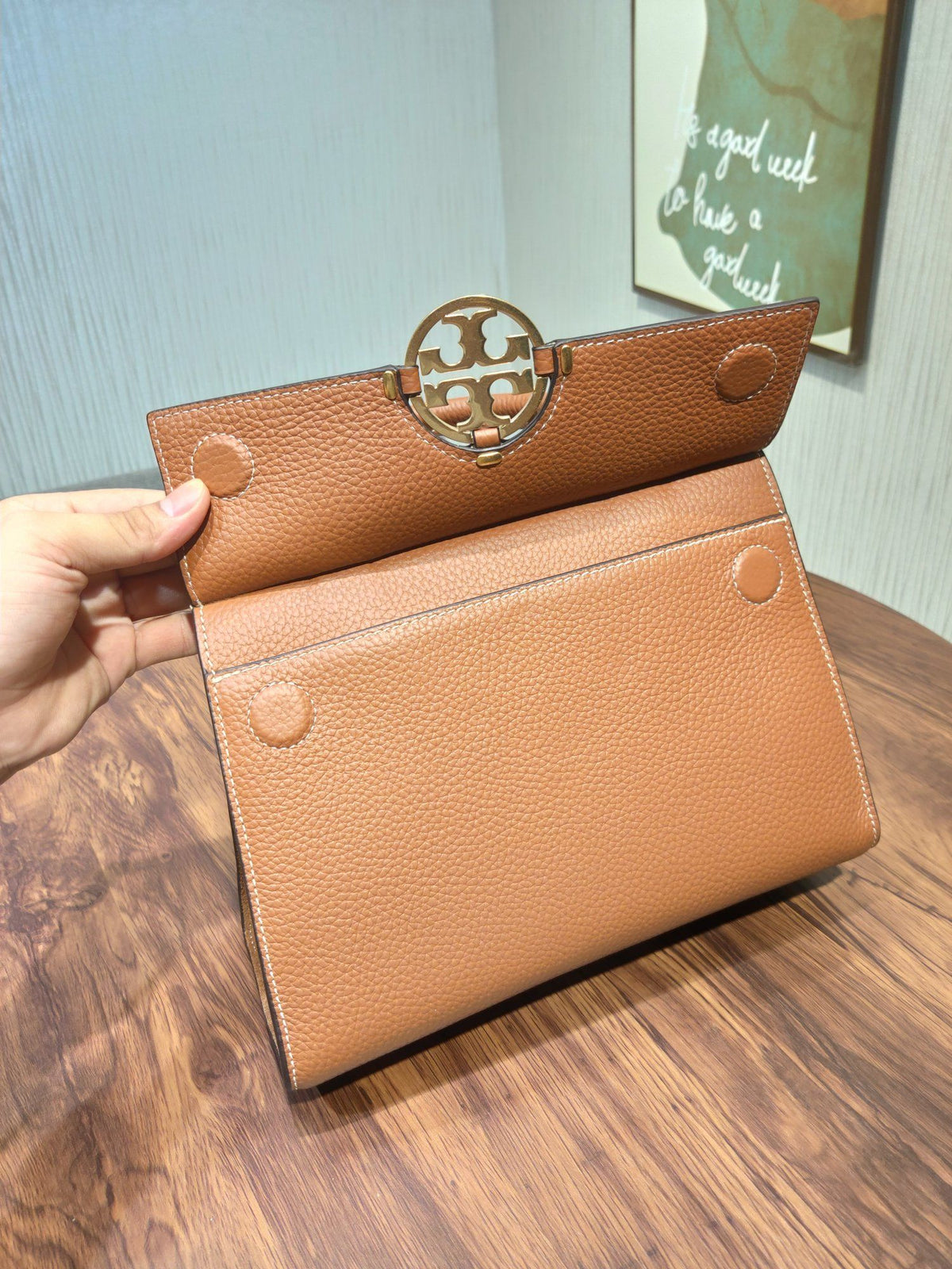 TORY BURCH's classic Miller handbag features lychee patterned cowhide and adjustable length woven leather diagonal straps, showcasing a variety of fashionable styles. The flip cover is equipped with magnetic snap fasteners