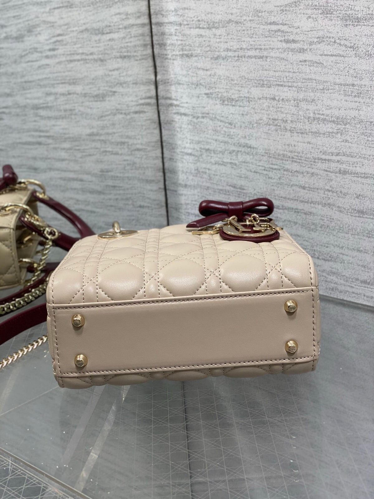 Classic Lady's latest bow-tie Princess Diana bag. A must-have three-compartment bag for everyone. Charming, elegant and full of aura. It is also full of femininity when carried cross-body. Classic fashion style. This beautiful bag is available on Instagra
