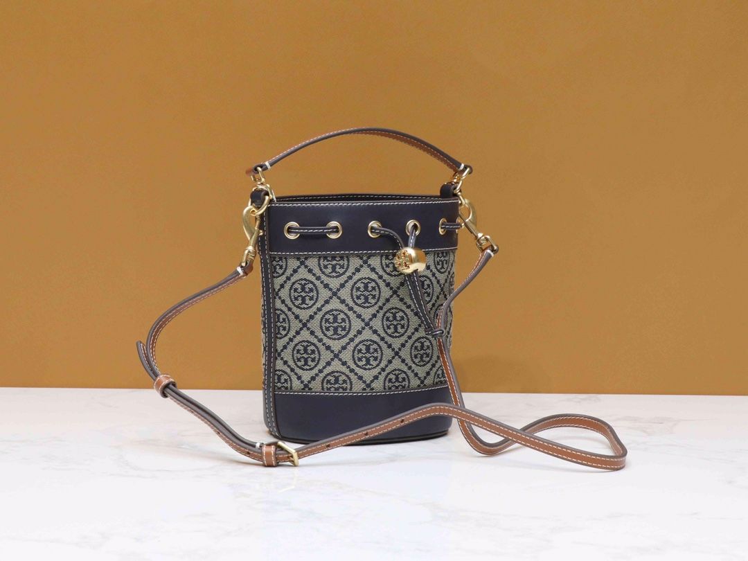 Purchasing quality 340. Small size arrived 80534 small TORY BURCH Monogram 2021 summer new drawstring bucket bag texture navy blue canvas fabric with neat bag body retro jacquard embellishment makes the overall look more casual and stylish