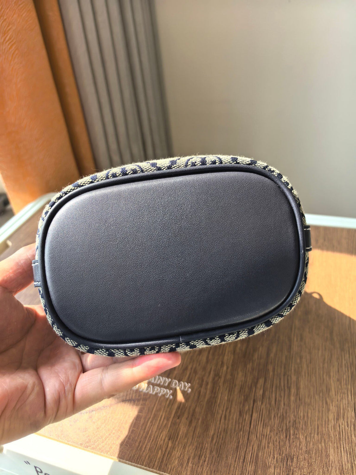 ToryBurch's new 1616A vintage water bucket bag features a classic TMonogram pattern fused with jacquard fabric, creating a charming and timeless style. This mini water bucket bag is adorned with delicate leather trim, a top handle, and a detachable diagon