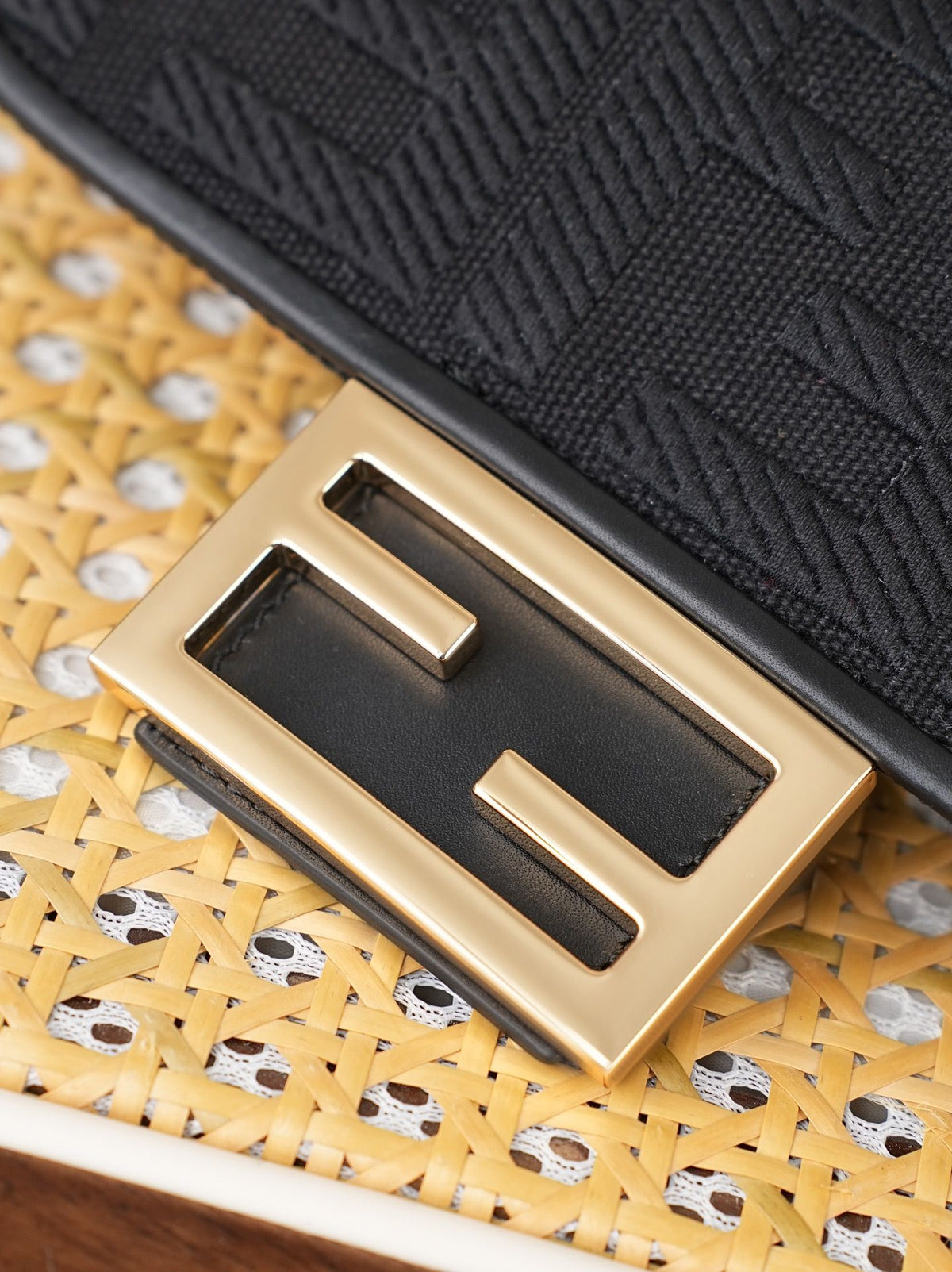 Model 6004, small size 20cm, FENDI's popular classic Baguette, crafted from high-quality canvas material, features double FF three-dimensional embroidery throughout the entire bag, creating an unparalleled texture. It comes with a detachable shoulder