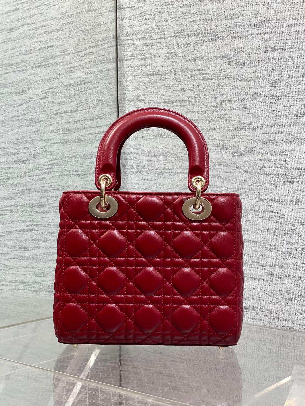 Cherry red ready-made Lady's latest four-lattice bow Diana bag. It is carefully made of lambskin. It is a must-have Princess Diana bag for everyone. It is charming, elegant and full of aura. It is also full of femininity when carried cross-body. Classic