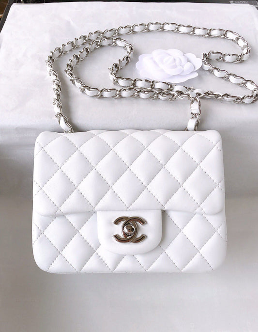 Fang Fatzi Mini 17cm CF has a very feminine elegance and inherits classics. It is listed as the historical sales champion and is an indispensable piece in every pink fan’s wardrobe. 17cm650 Sheepskin