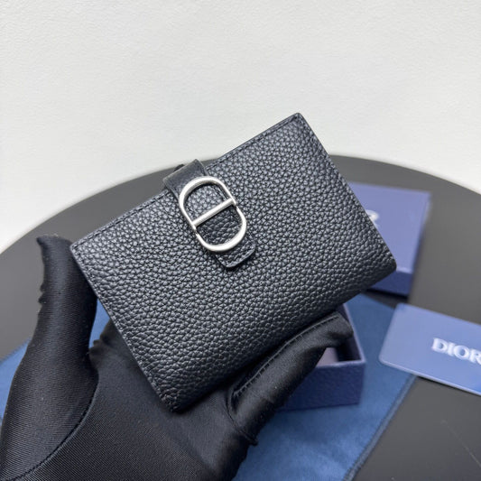 This vertical bifold card holder is elegant and practical. It is crafted from grained cow leather. It is decorated with the CD logo on the front. It has three card slots on each side and two receipt pockets. It is exquisite and elegant. It can be easily