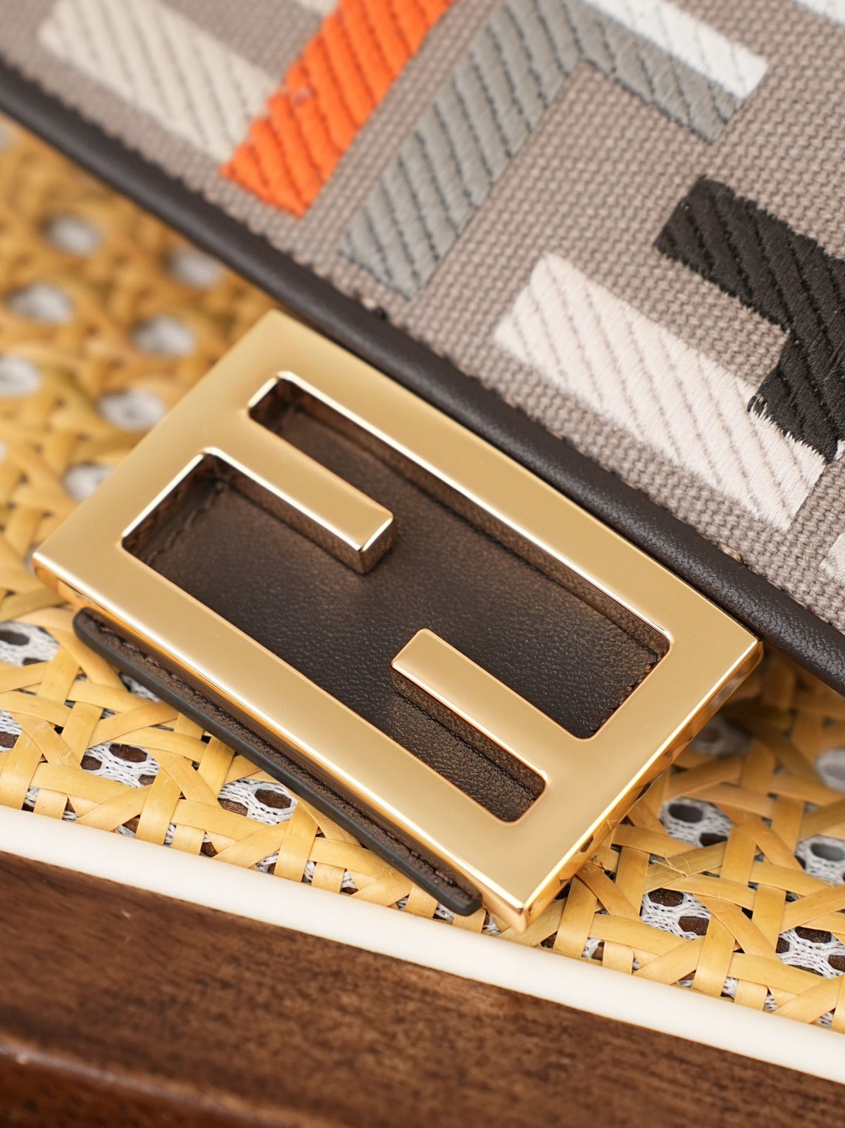 Model 6004, small size 20cm, FENDI's popular classic Baguette, crafted from high-quality canvas with advanced techniques. The entire bag features double FF three-dimensional embroidery, boasting an unparalleled texture. It comes with a detachable shoulder
