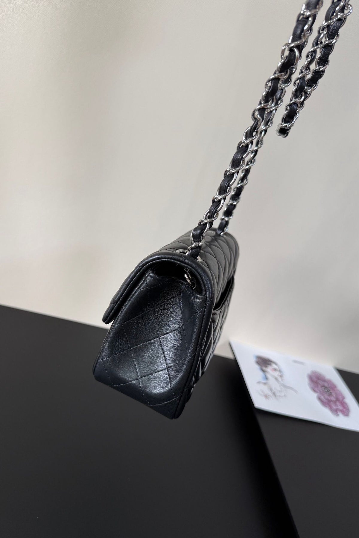 Black silver buckle Classic Flap classic Cf square fat return is exquisite and durable. It is a timeless style that can be matched with anything.