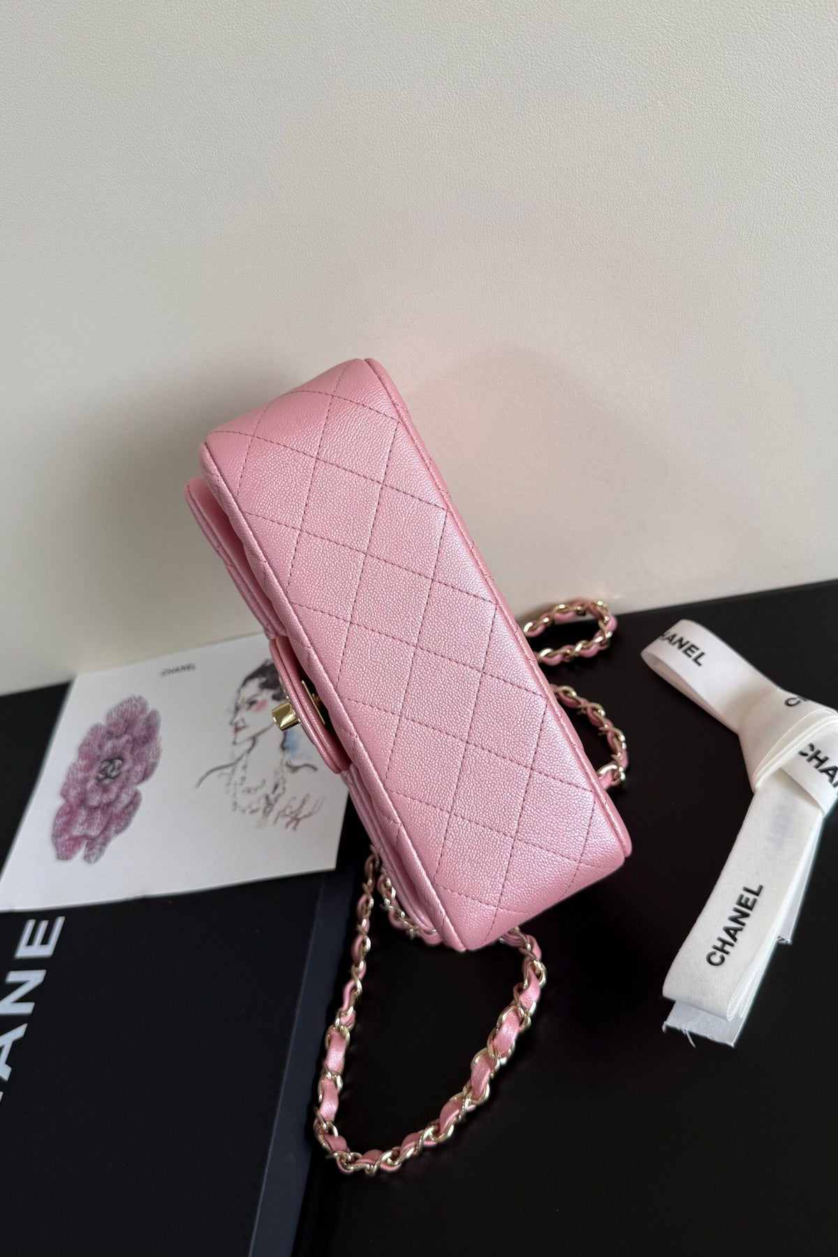 CF1116 new product fine ball pearlescent cowhide caviar (ball pattern) brand new upgraded version of the top original single item. Original leather imported from France. The fullness of the rhombus. The shape of the whole bag is particularly perfect in