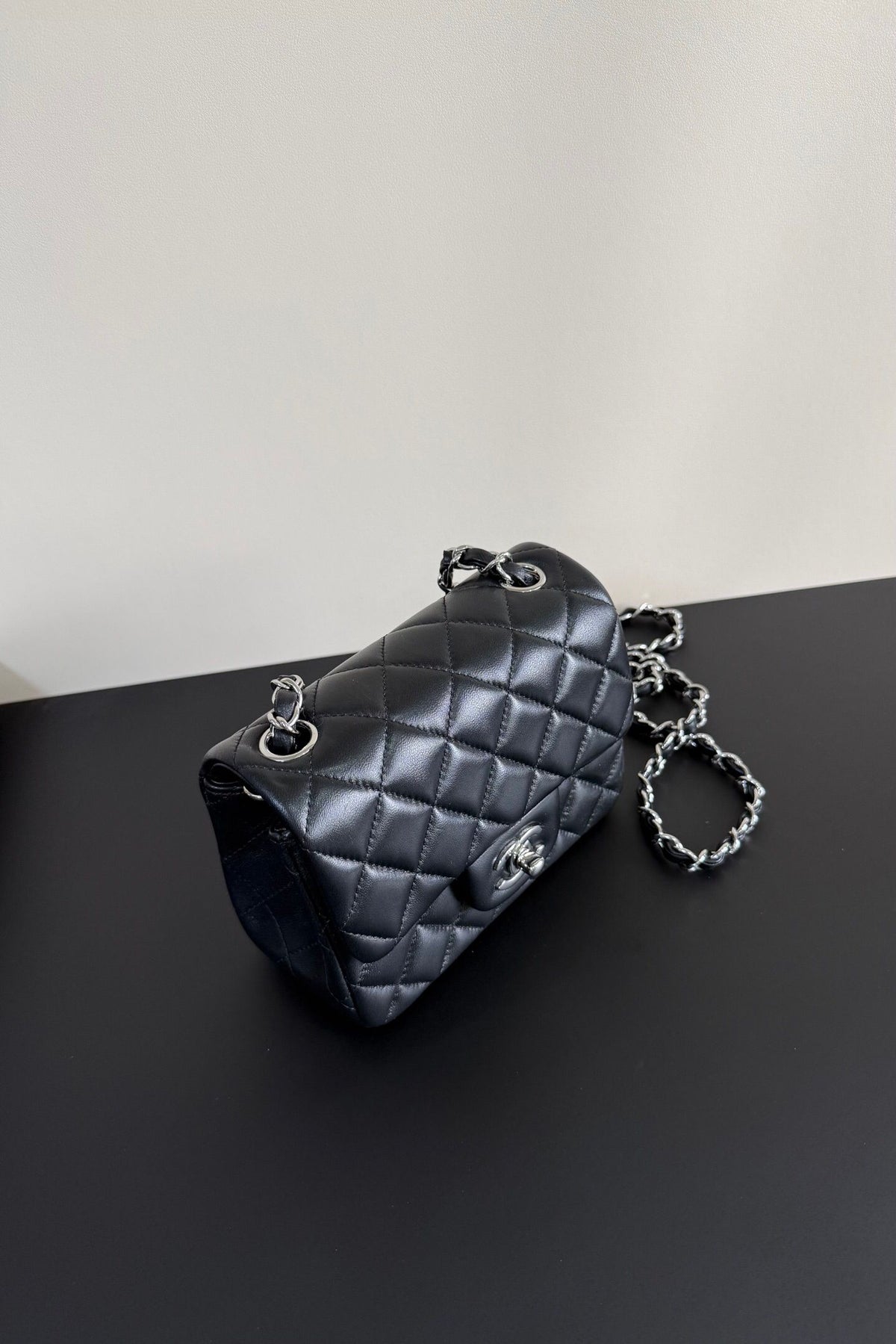 Black silver buckle Classic Flap classic Cf square fat return is exquisite and durable. It is a timeless style that can be matched with anything.