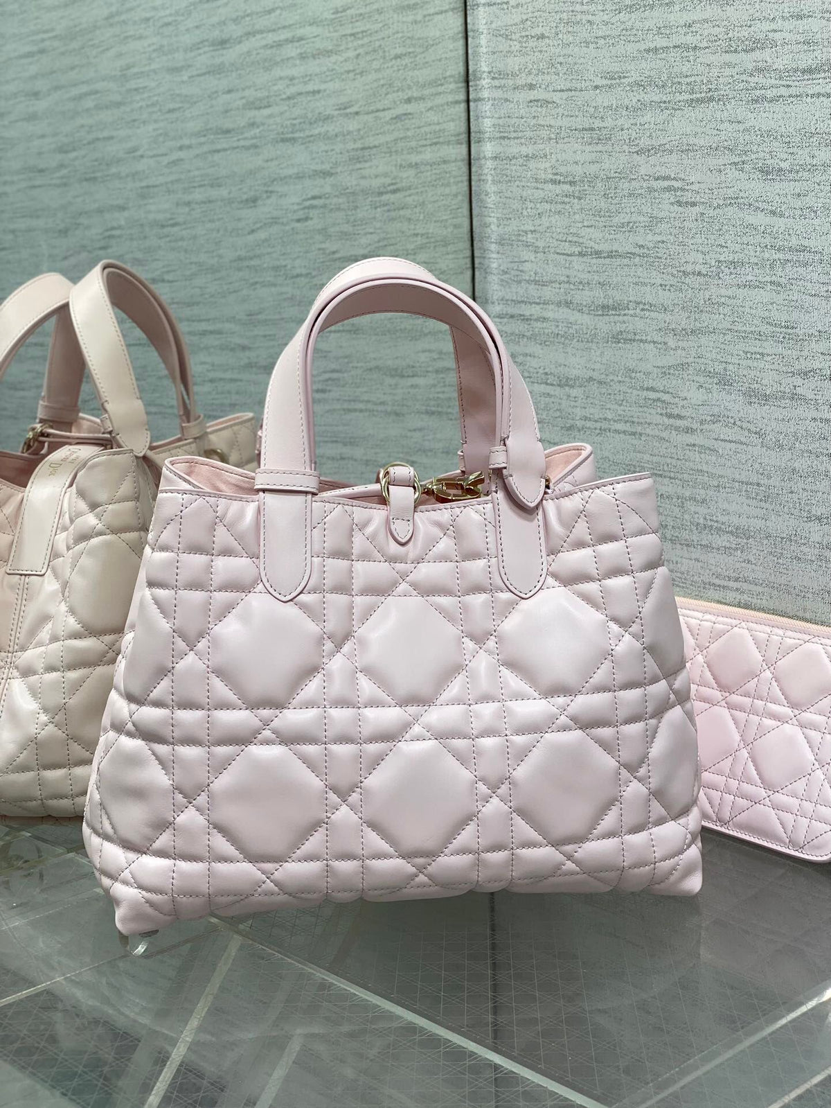 Medium size in stock. The latest sweet pink of Toujours series brick cabinet. It’s a bit too beautiful. The color of the high-value pink bag is super tender and super summer. It is a pinkish purple with low saturation. It is easy to handle the macaron