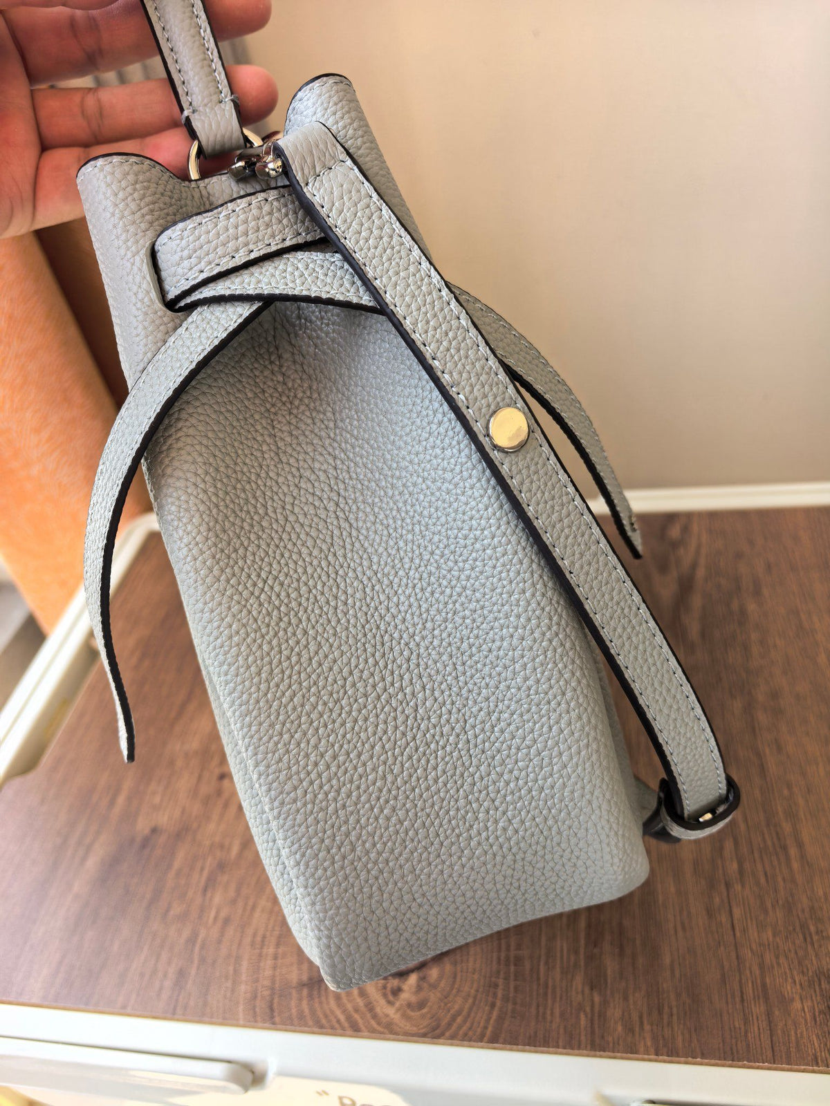 Toryburch's brand new drawstring shopping tote bag with serial number 923 ROMY is a portable crossbody bucket bag made of delicate and thick cowhide material with a soft waist contour. It is the ultimate daily handbag with light weight and spacious interi