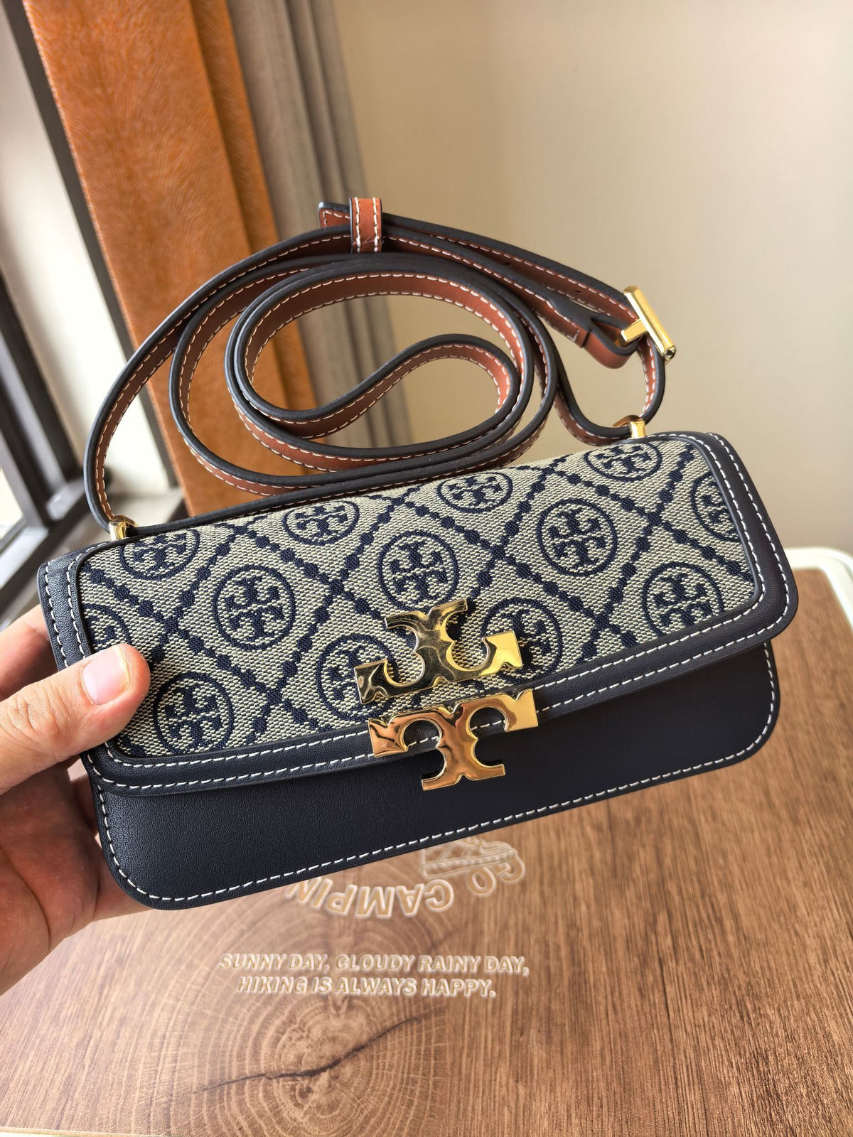 Eleanor's hot blue presbyopia bag has a beautiful and versatile color