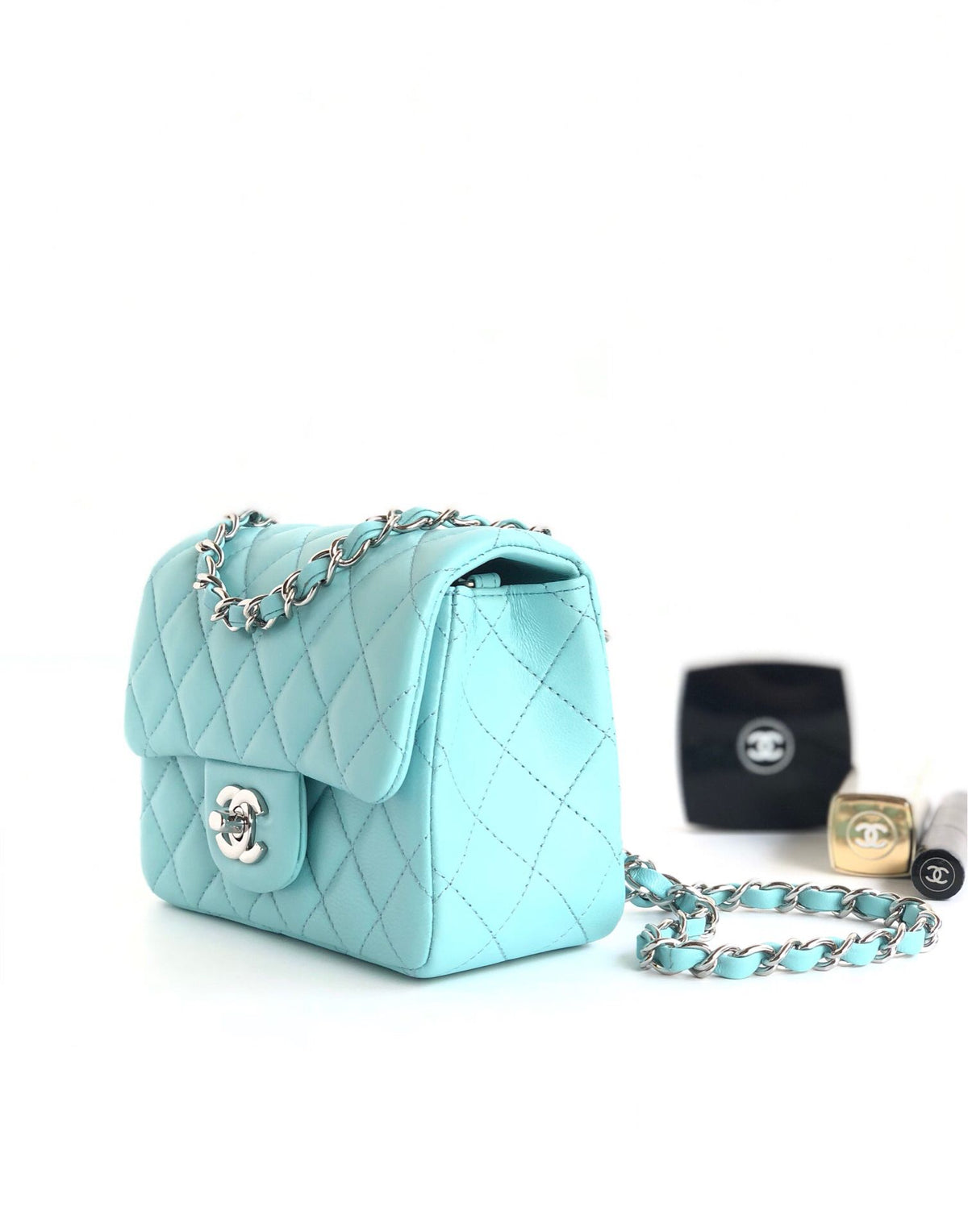 Fang Fatzi Mini 17cm CF has a very feminine elegance and inherits classics. It is listed as the historical sales champion and is an indispensable piece in every pink fan’s wardrobe. 17cm650 Sheepskin