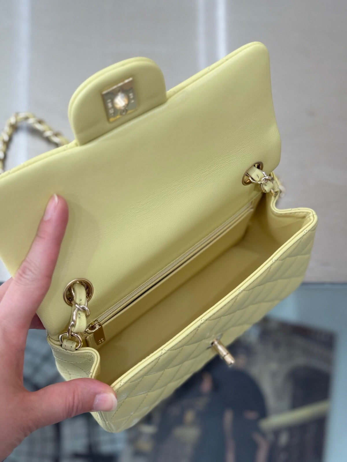 "Classic Flap" Classic Large Mini Bag Chicken Yellow Sheep