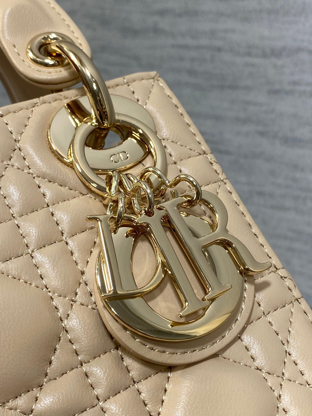 Ready in stock Classic Lady Bag, a must-have three-compartment bag for everyone. Charming, elegant and full of aura. It is also full of femininity when carried cross-body. Classic fashion style. This beautiful bag is available on Instagram and many fashio