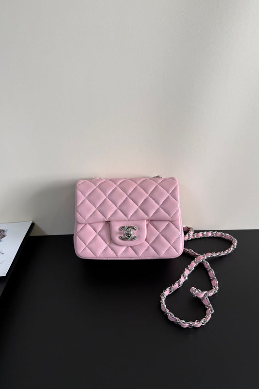 Pink silver buckle Classic Flap classic Cf square fat return is exquisite and durable. It is a timeless style that can be matched with anything.