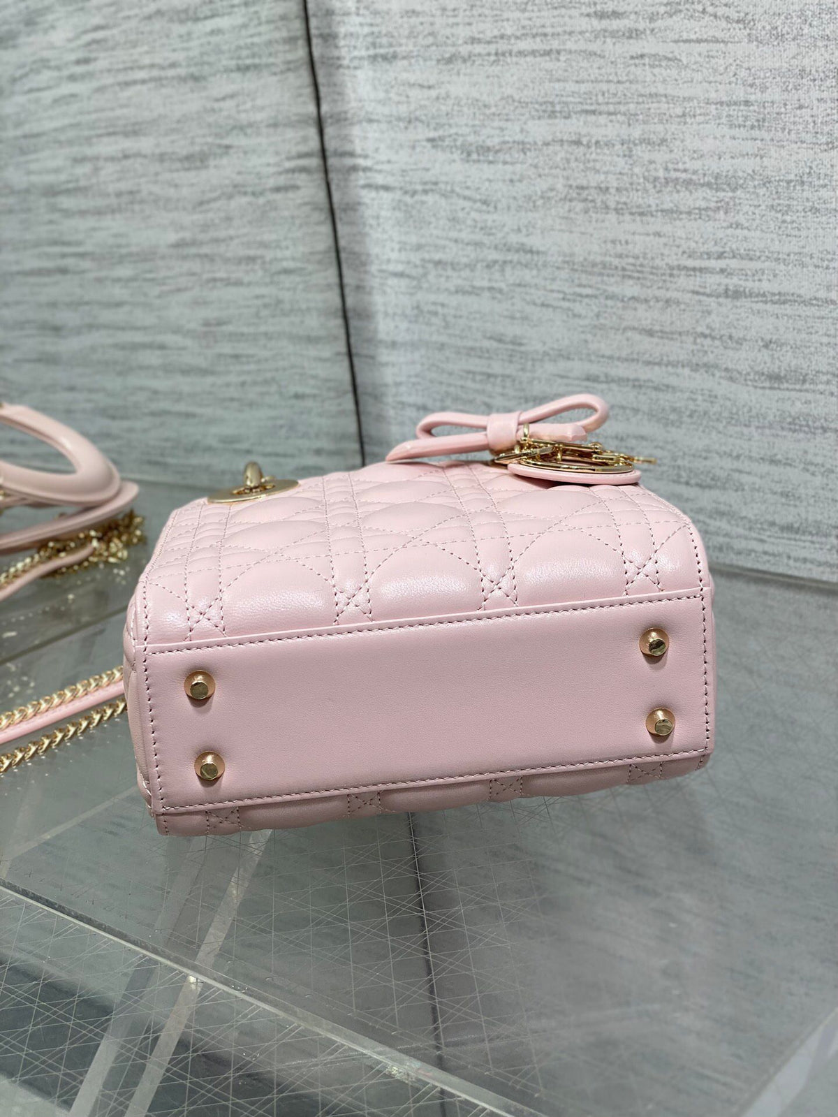 Soft Pink Spot Classic Lady Three Grid Bow Princess Bag is a must-have three grid small bag for everyone. It is charming, elegant, and full of aura, and can be carried diagonally. It is also full of feminine charm, classic fashion style, ins, and many