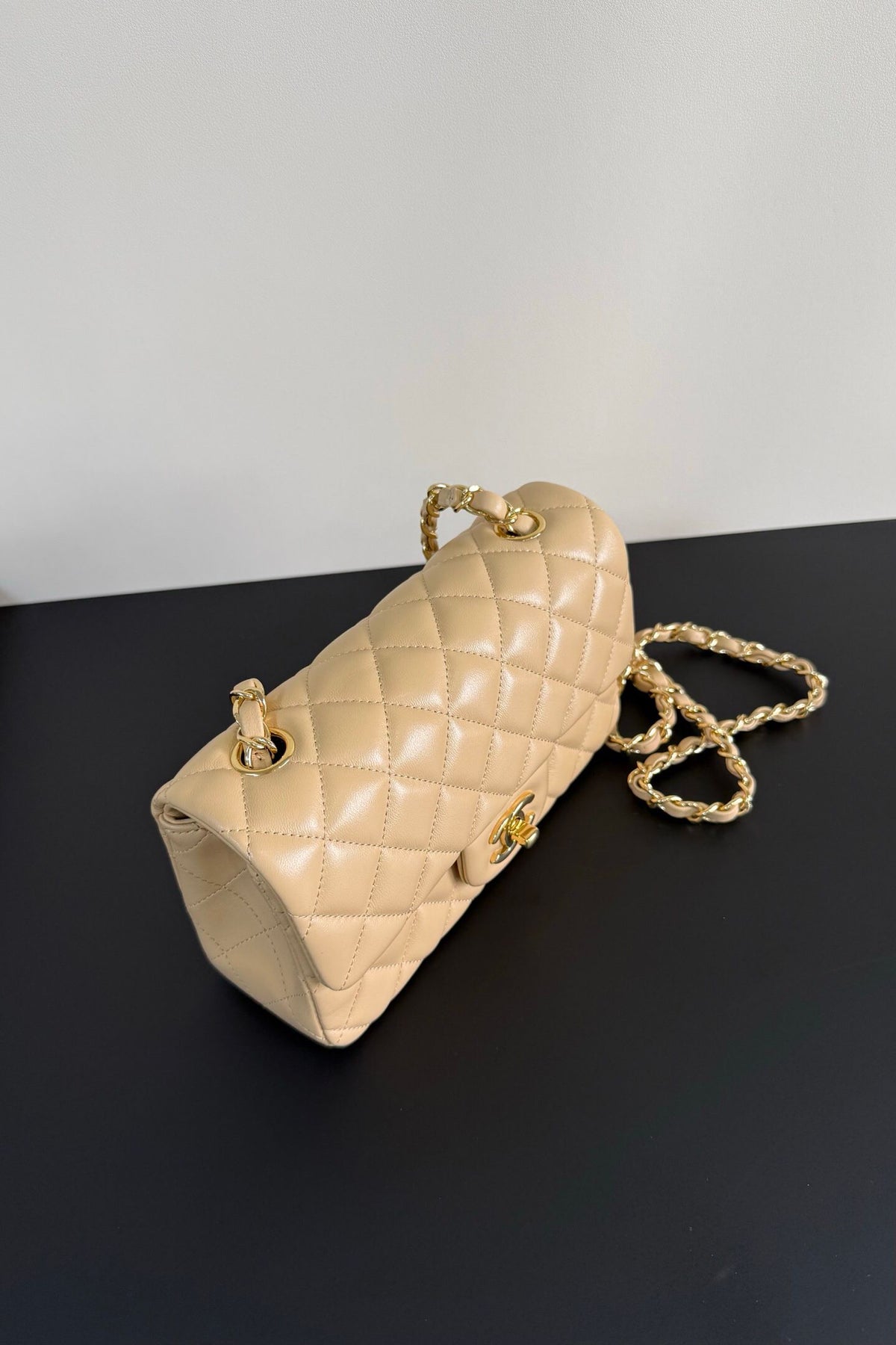Upgraded version (full leather inside and outside) CF 20cm lambskin. Exclusive good product on the market. Please see the pictures for leather details and workmanship. It is perfect. Welcome to compare. 116 apricot gold buckle.